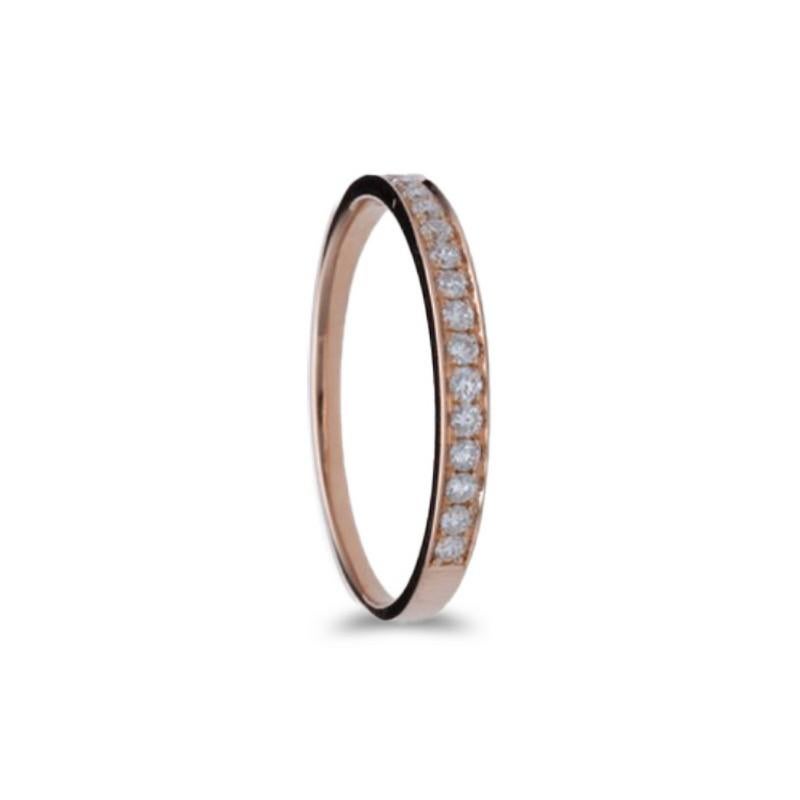 Peso total en quilates del diamante: Esta elegante alianza de la Colección Clásica 1981 tiene un peso total en quilates de 0,19 quilates, con 16 excelentes diamantes redondos que añaden un toque de brillo y sofisticación.

Diamantes: Quince