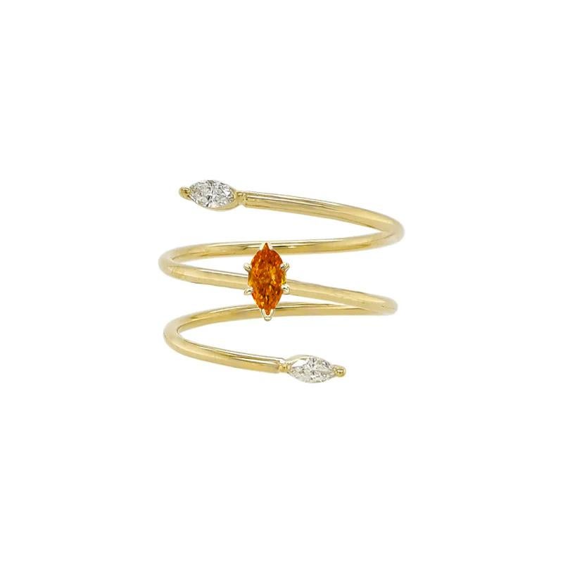 Anillo de oro amarillo de 18 quilates con un diamante talla marquesa de 0,19 quilates y dos diamantes blancos.

Tamaño a petición.