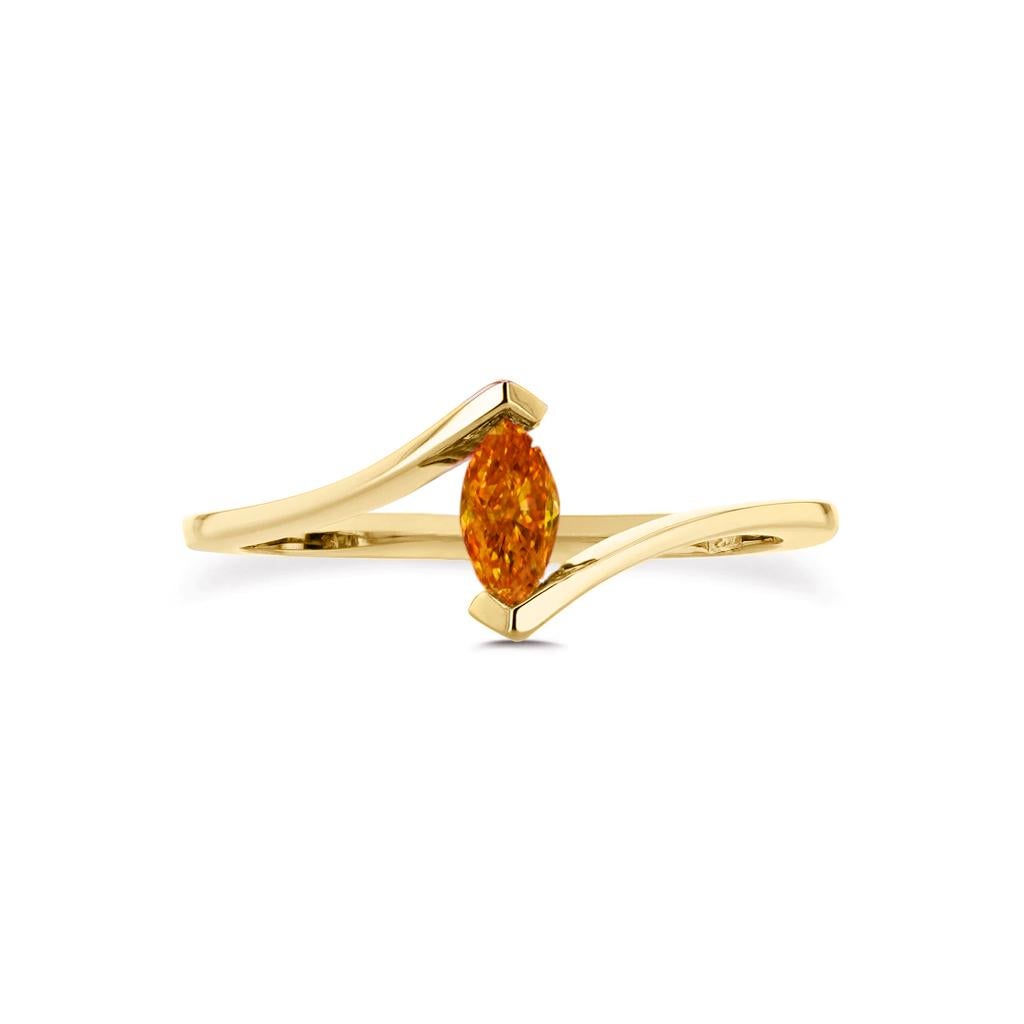 Anillo de oro amarillo de 18 quilates con talla marquesa de 0,19 quilates de diamantes de fantasía de color naranja amarillento vivo.

Tamaño a petición.
