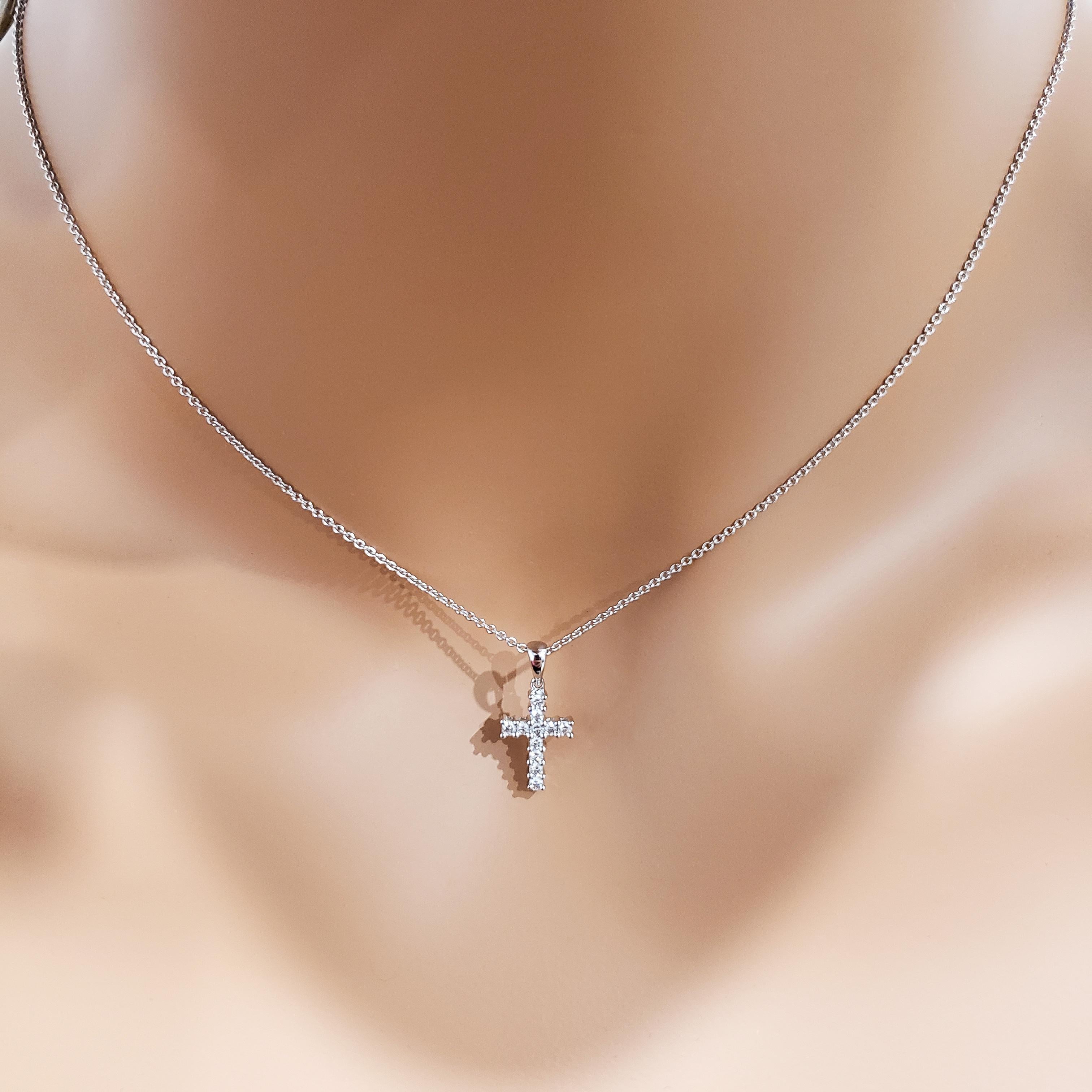Round Cut Roman Malakov 0.19 Carat Round Diamond Cross Pendant Necklace For Sale