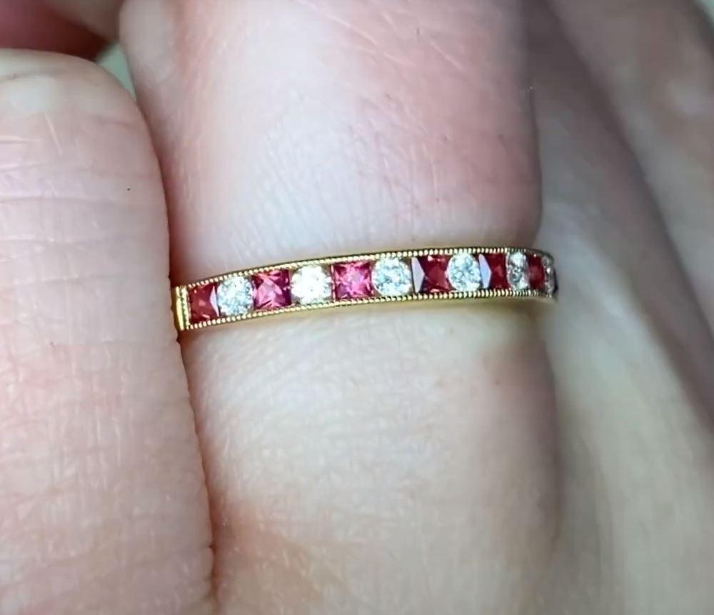 0.19ct Diamond & 0.30ct Ruby Band Ring, 18k Yellow Gold In Excellent Condition For Sale In New York, NY