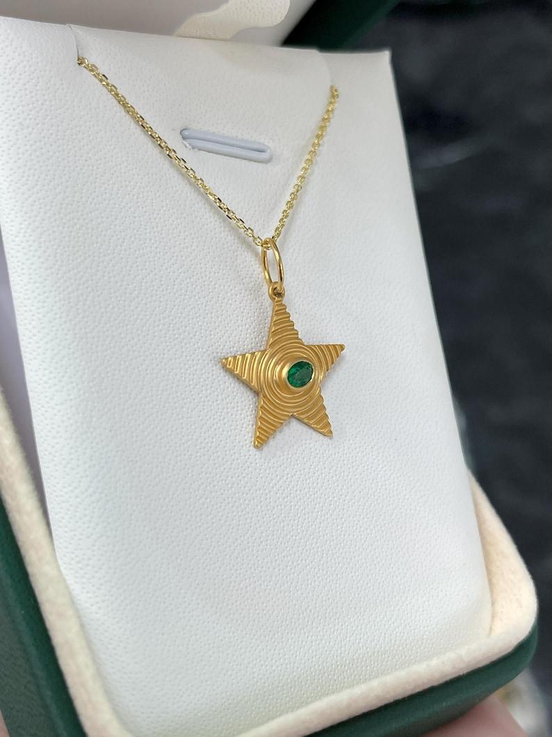 Moderne Pendentif étoile en émeraude de 0,19ct  Or 14K texturé, émeraude ovale sertie d'un chaton en vente