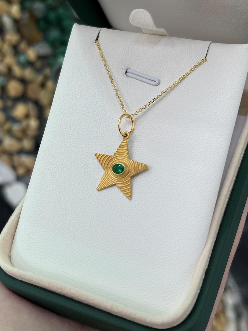 Taille ovale Pendentif étoile en émeraude de 0,19ct  Or 14K texturé, émeraude ovale sertie d'un chaton en vente