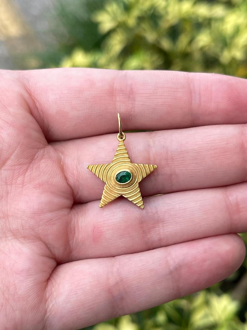 Pendentif étoile en émeraude de 0,19ct  Or 14K texturé, émeraude ovale sertie d'un chaton Neuf - En vente à Jupiter, FL