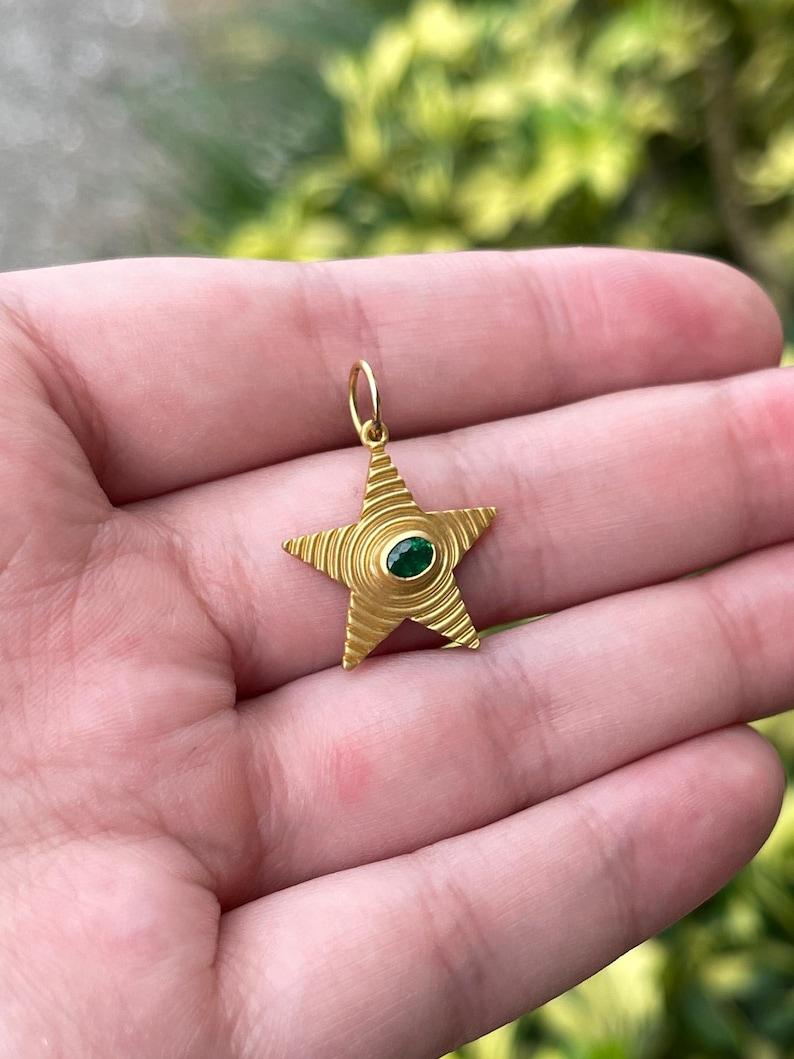 Pendentif étoile en émeraude de 0,19ct  Or 14K texturé, émeraude ovale sertie d'un chaton Pour femmes en vente