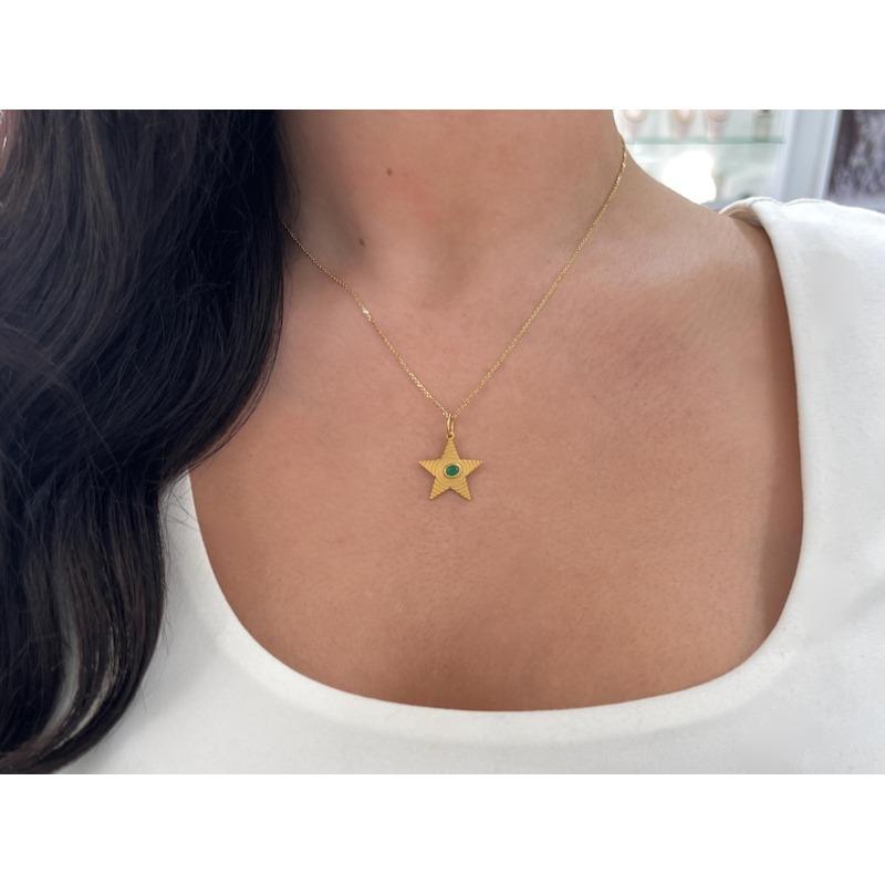 Pendentif étoile en émeraude de 0,19ct  Or 14K texturé, émeraude ovale sertie d'un chaton en vente 1