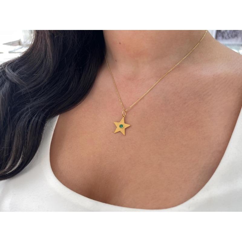 Pendentif étoile en émeraude de 0,19ct  Or 14K texturé, émeraude ovale sertie d'un chaton en vente 2