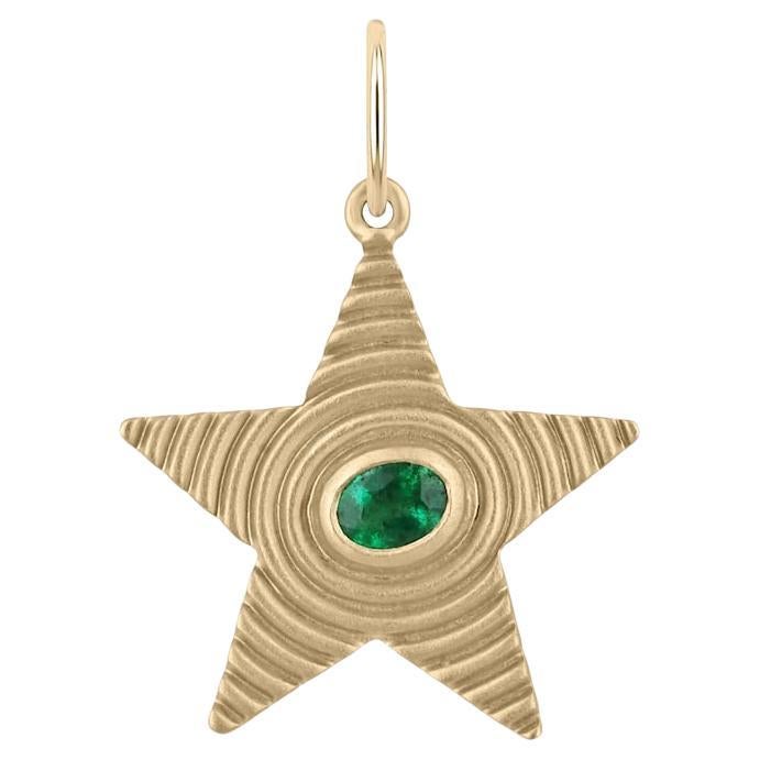 Pendentif étoile en émeraude de 0,19ct  Or 14K texturé, émeraude ovale sertie d'un chaton