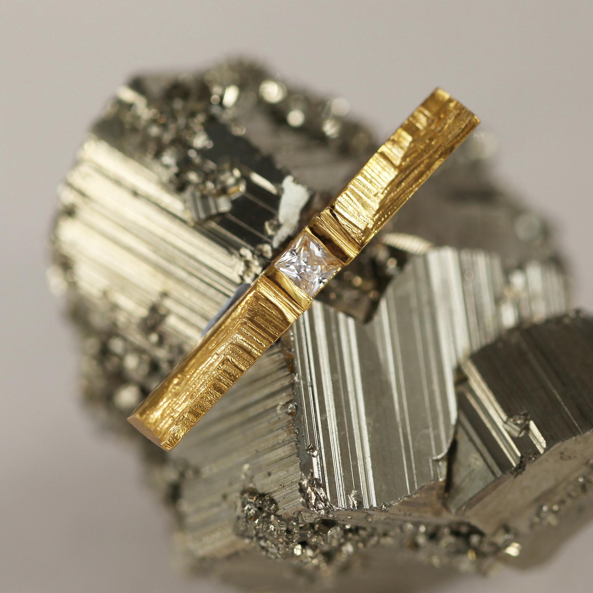 0,2 Karat Prinzessinnenschliff Weißer Diamant 18k Gold Modernist Statement Solo Ohrring für Damen oder Herren im Angebot