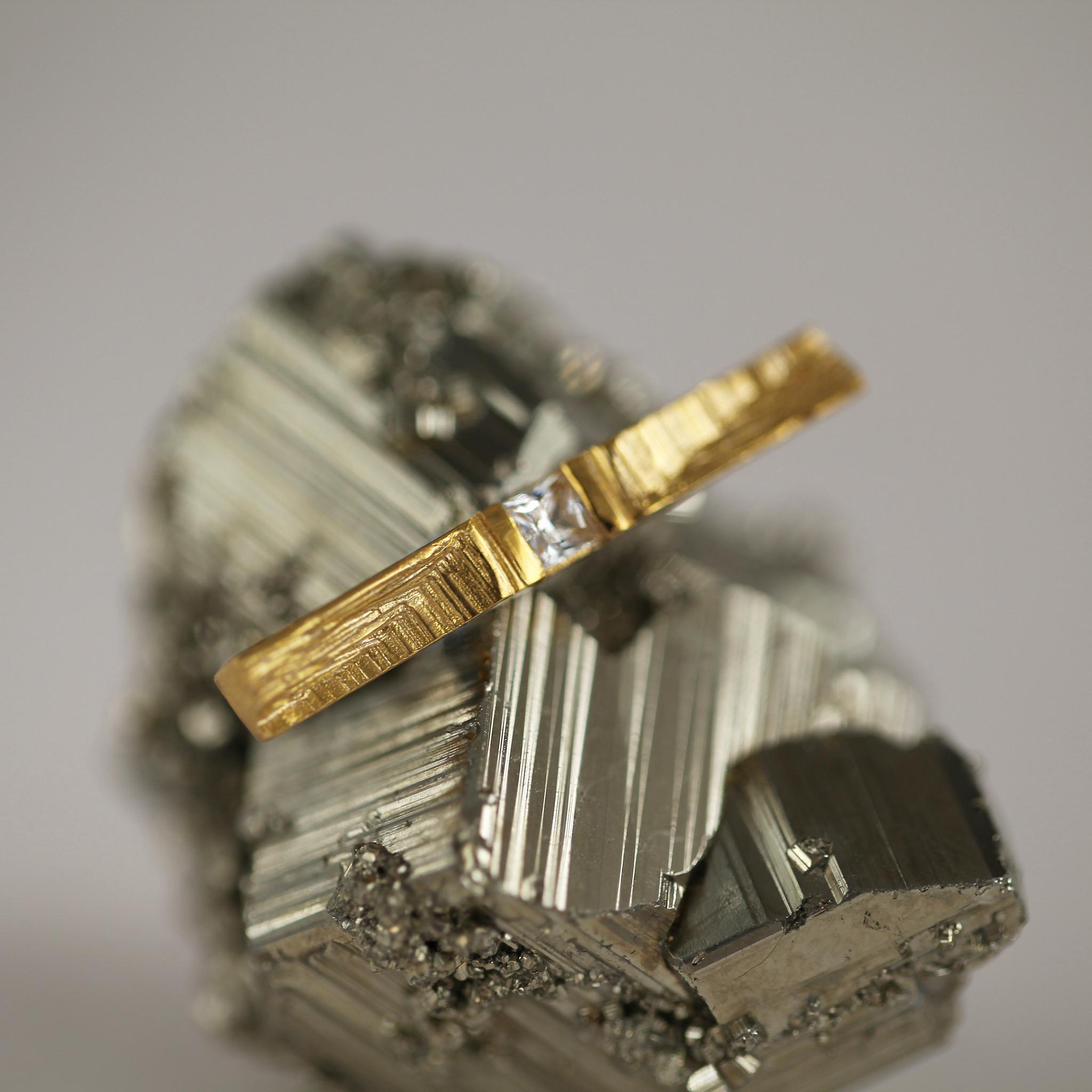 0,2 Karat Prinzessinnenschliff Weißer Diamant 18k Gold Modernist Statement Solo Ohrring im Angebot 1