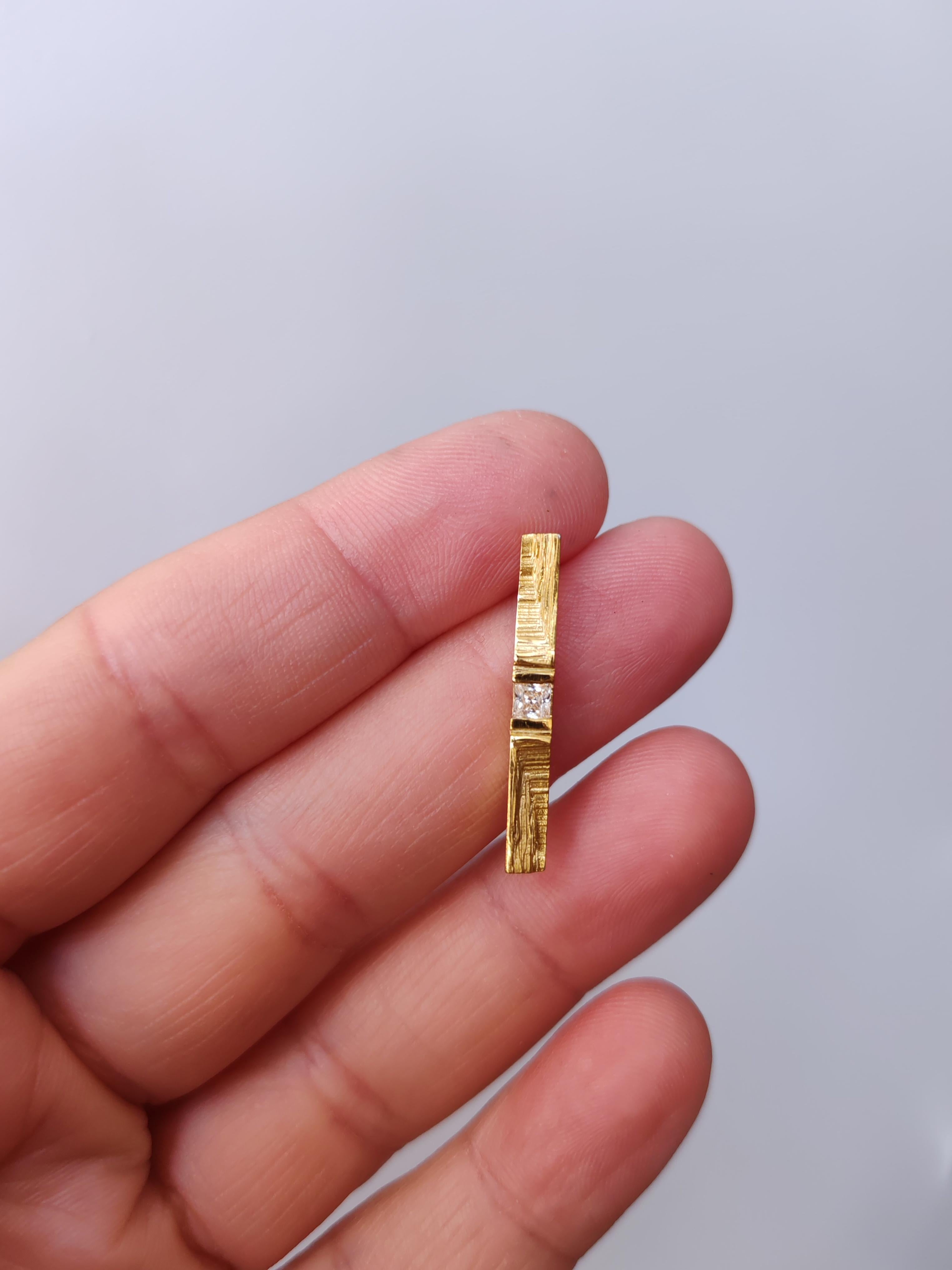 0,2 Karat Prinzessinnenschliff Weißer Diamant 18k Gold Modernist Statement Solo Ohrring im Angebot 2