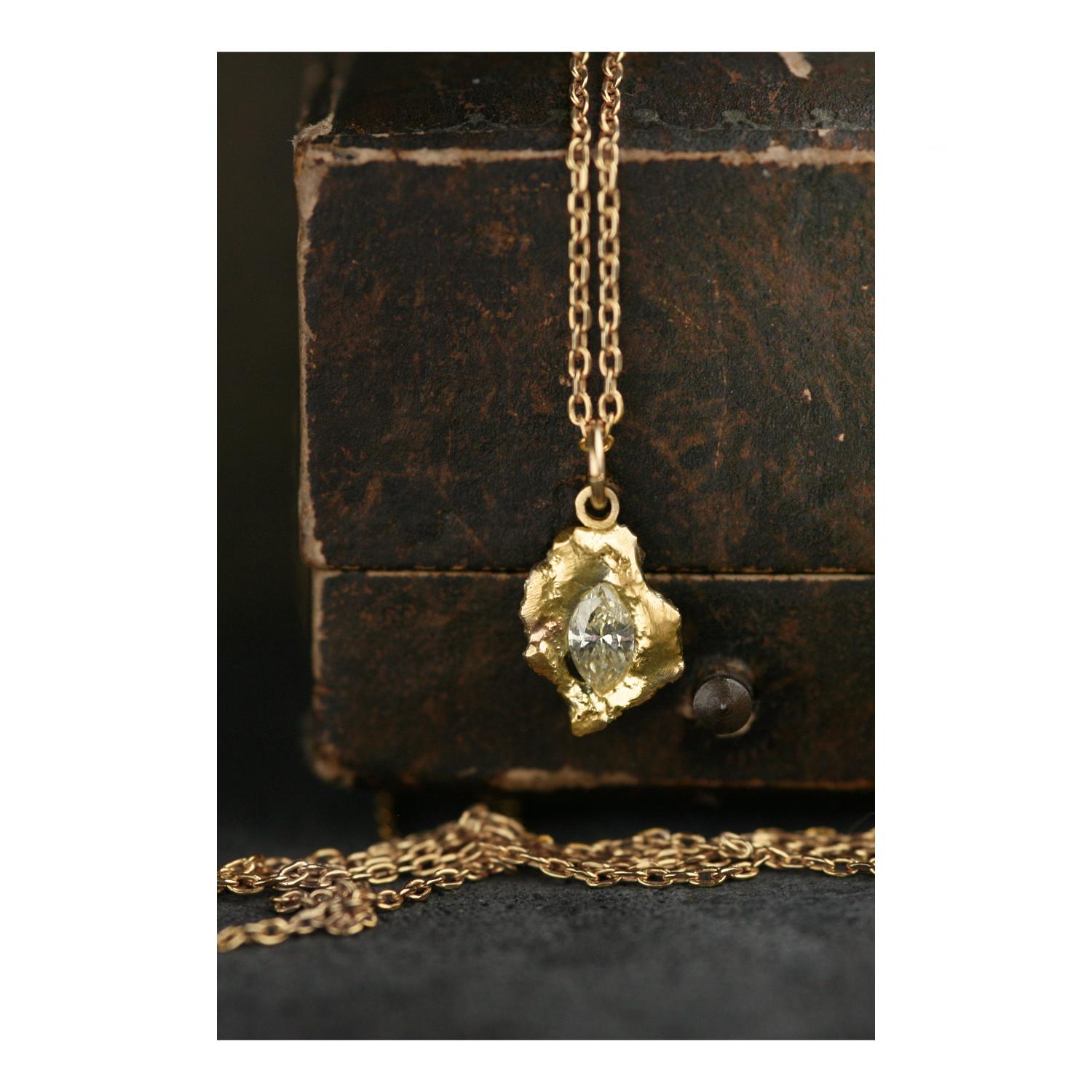 Modern 0.2 ct Yellow Diamond Marquise and 18k Gold Solitaire Delicate Pendant Necklace For Sale