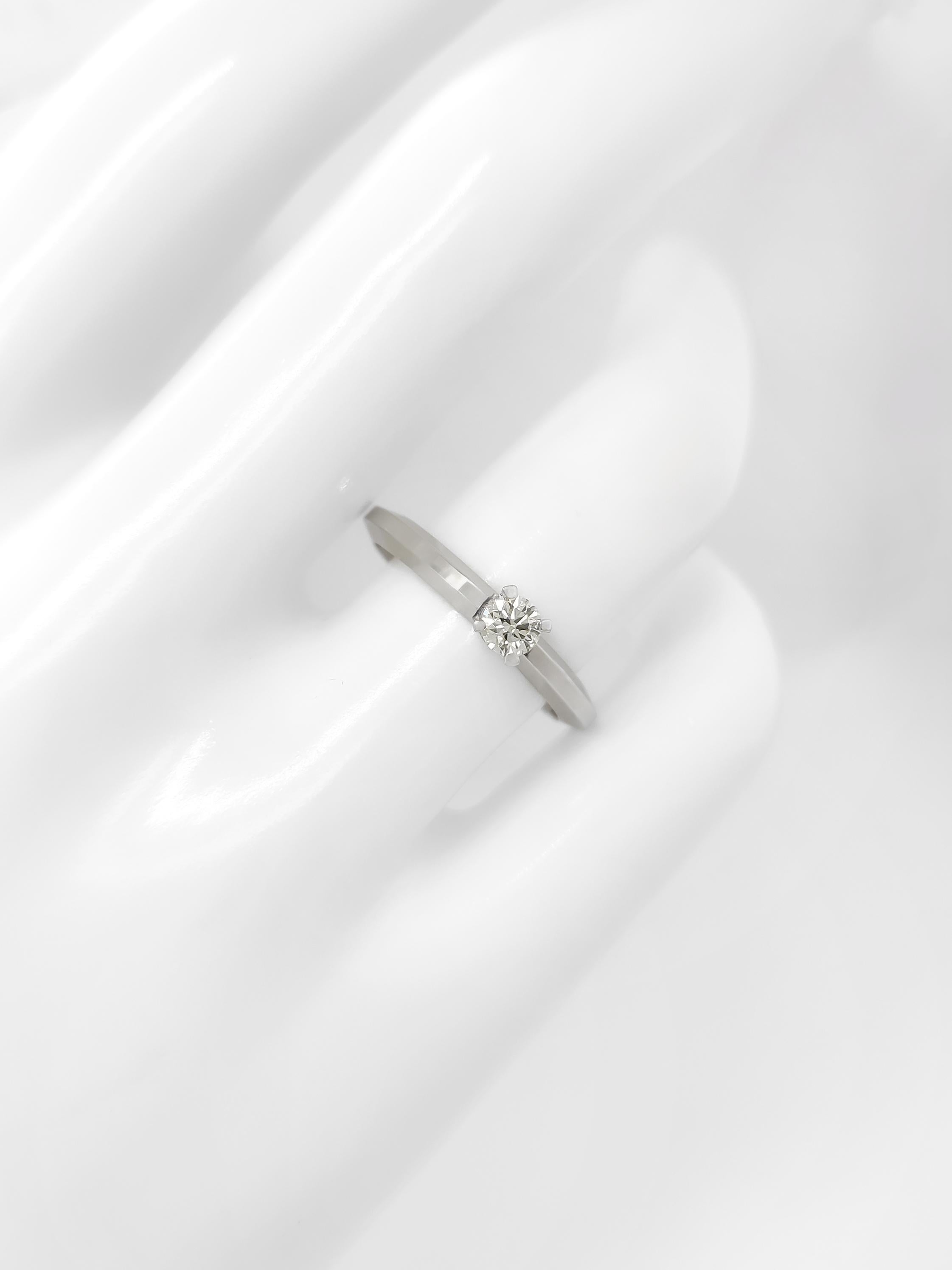 NO RESERVE Bague de fiançailles solitaire en or blanc 14 carats avec diamant rond de 0,20 carat Pour femmes en vente