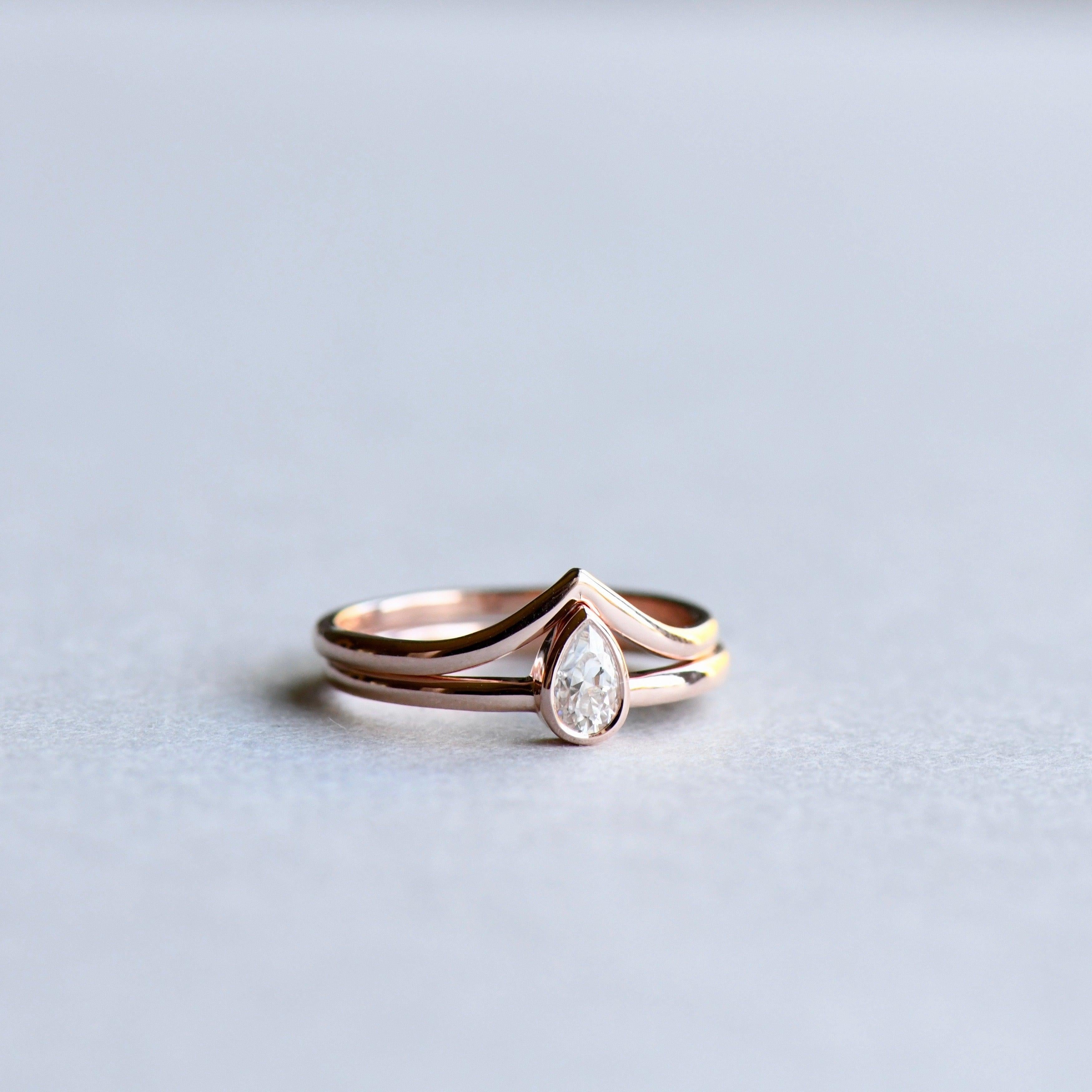 En vente :  Bague en forme de goutte d'eau en diamant de 0,20 carat empilée dans un chevron en or rose 3