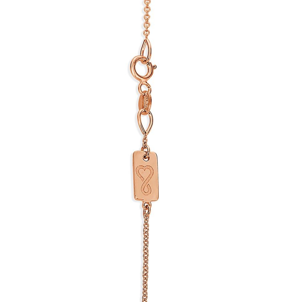 Fabriqué à la main en or rose 18 carats, ce pendentif en diamant exquis est orné d'un ravissant diamant central de 0,20 ct en forme de poire, de couleur F et de pureté VS2. Absolument parfait pour toute occasion !
