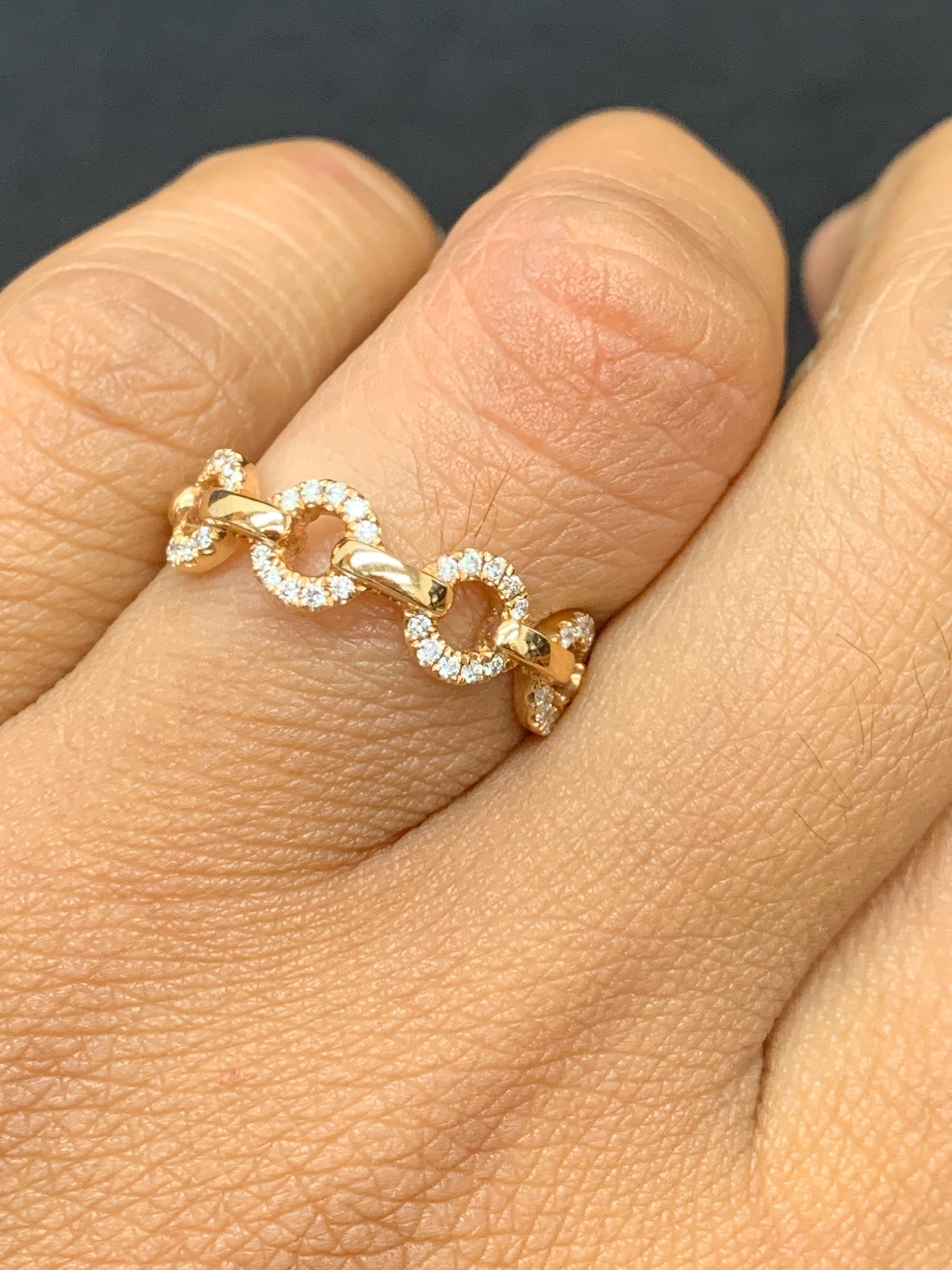 Un bijou à la mode qui présente un design ouvert. Le style du cercle central est incrusté de diamants ronds et brillants d'un poids total de 0,20 carats. Fabriqué en or rose 18k.

Taille américaine 6,5 (taille unique). Exemplaire unique  pièce.
Tous