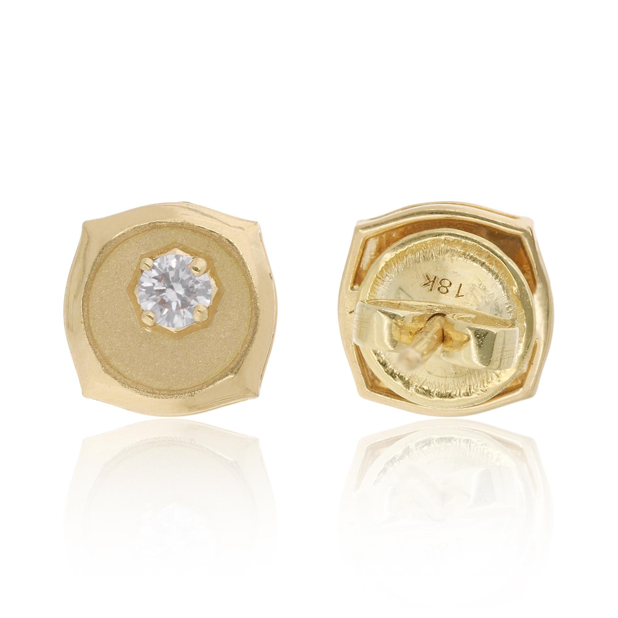 Code d'article :- SEE-14365
Poids brut :- 3.25 gm
Or jaune 18k Poids :- 3.21 gm
Poids du diamant naturel :- 0.20 Ct. ( DIAMANT MOYEN DE PURETÉ SI1-SI2 ET DE COULEUR H-I )
Taille des boucles d'oreilles :- 9 mm environ.

✦