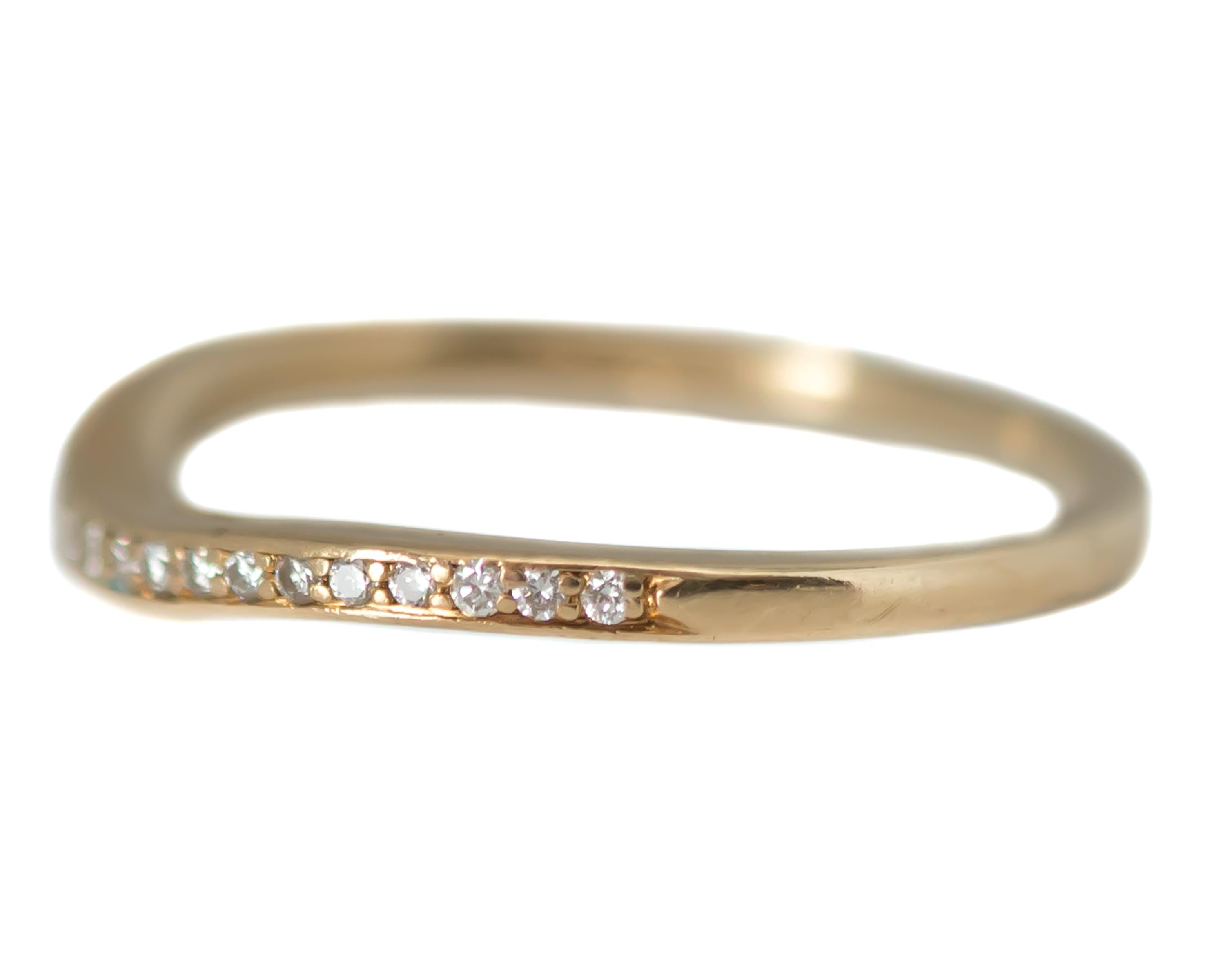0.20 Carat Total Diamond and 14 Karat Yellow Gold Curved Wedding Band In Good Condition In Hicksville, NY