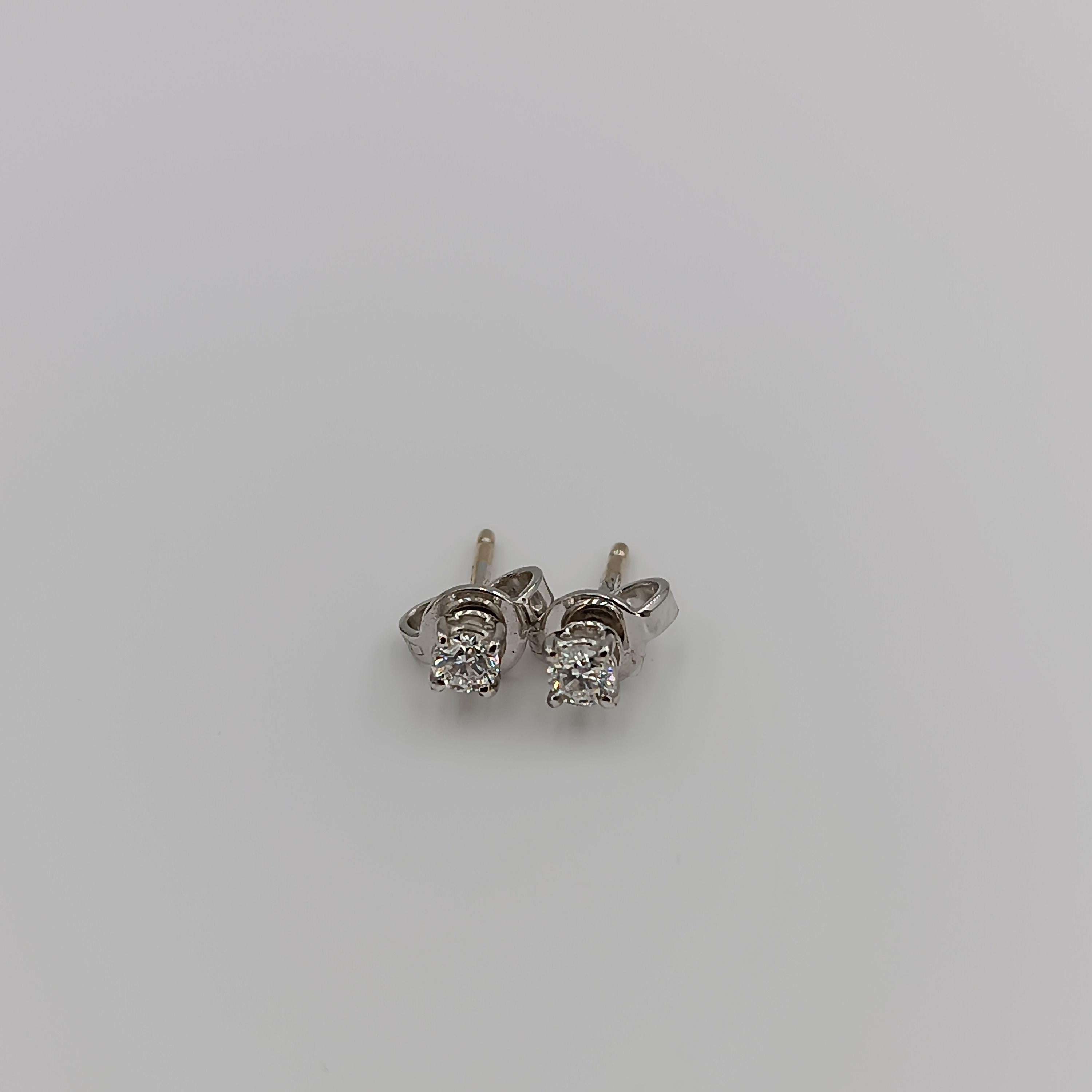 Contemporary 0.20 Carat VS G Color Diamond Light Point Stud White Gold Earrings For Sale