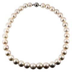 Collier de perles en or blanc avec diamants blancs taille brillant de 0,20 carat et perles orientales