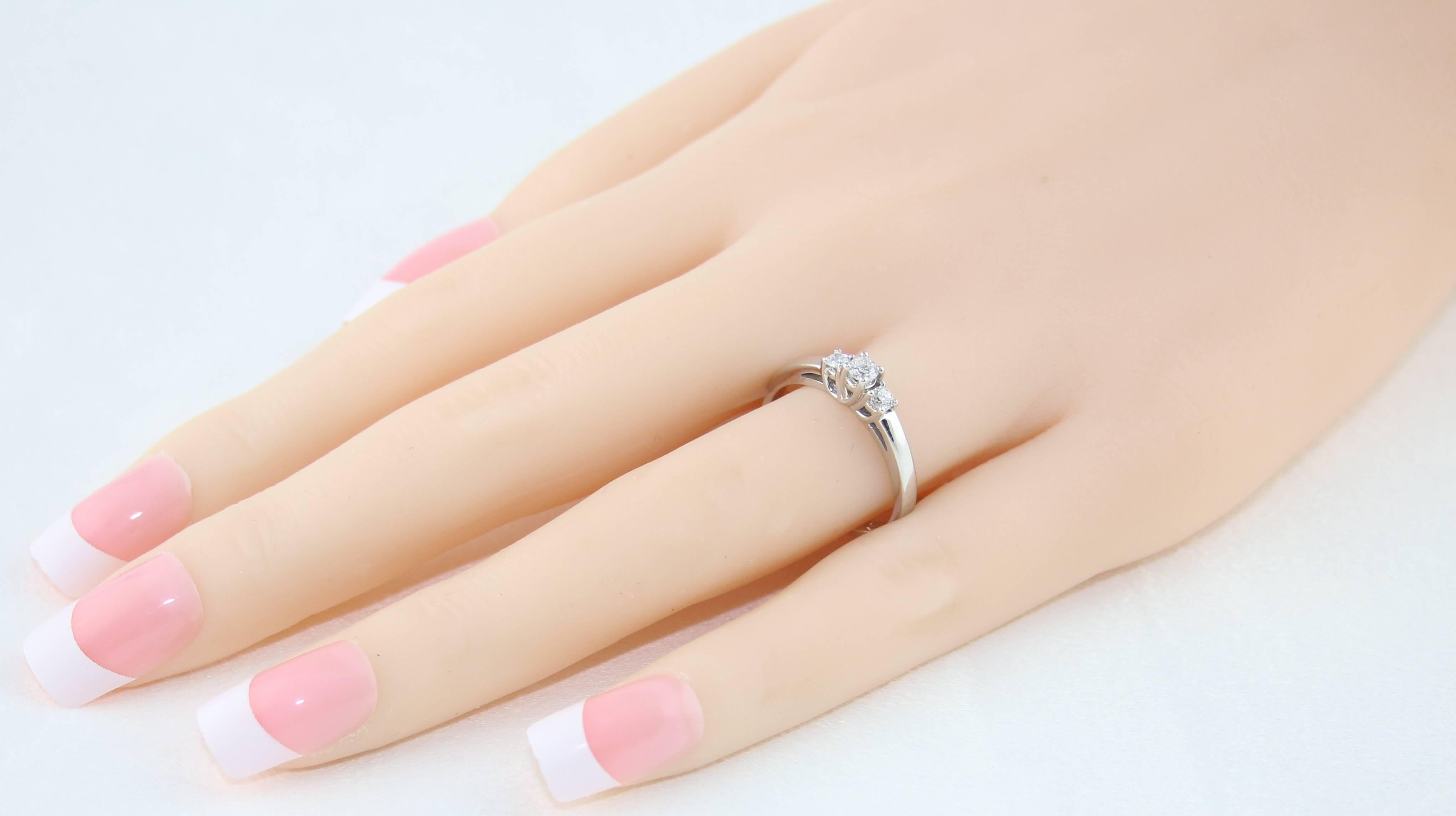 Taille ronde Bague en or à trois pierres avec diamants de 0,20 carat en vente