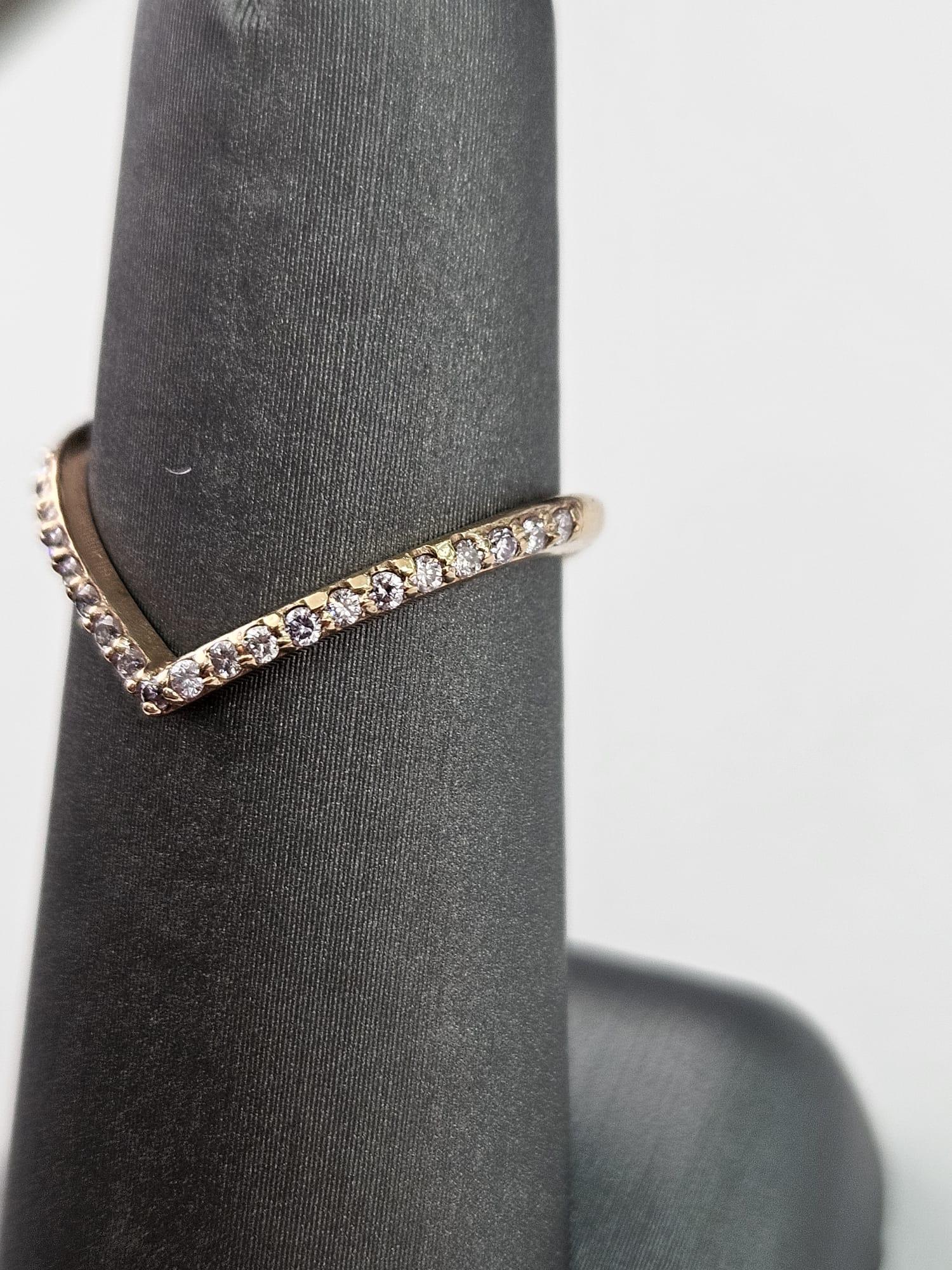 Ein bezaubernder und eleganter 0,20 Karat Pink Diamond Bandring, der liebevoll in luxuriösem Roségold gefertigt wurde und die Form eines Herzens hat. In der Mitte des herzförmigen Rings befindet sich ein einzelner pinkfarbener Diamant mit einem