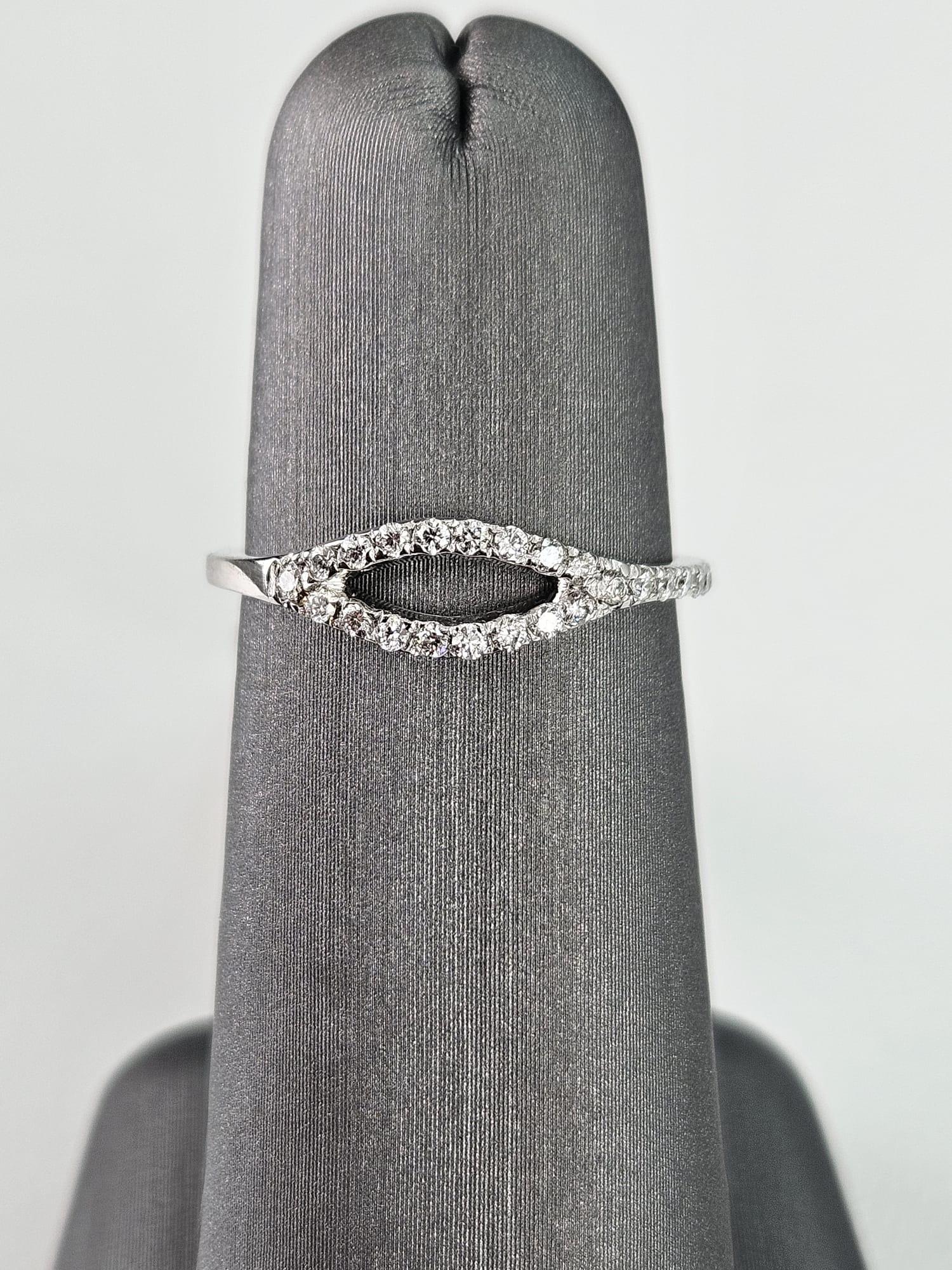 0.20 ct White Diamond Band Ring in White Gold In New Condition For Sale In New York, NY