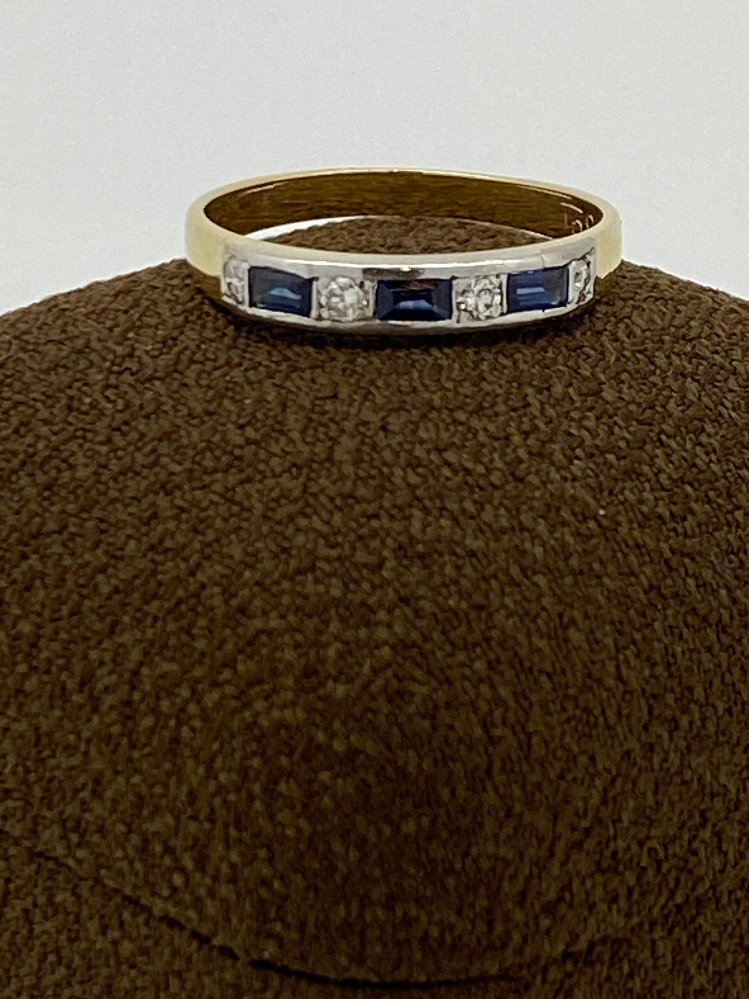 Retro 0.20ct Baguette Cut Sapphire & Diamond Vintage Ring (Band) in 18K Yellow Gold For Sale