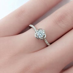 Anillo de oro de 18 quilates con diamantes de 0,20 quilates y hombros en pavé