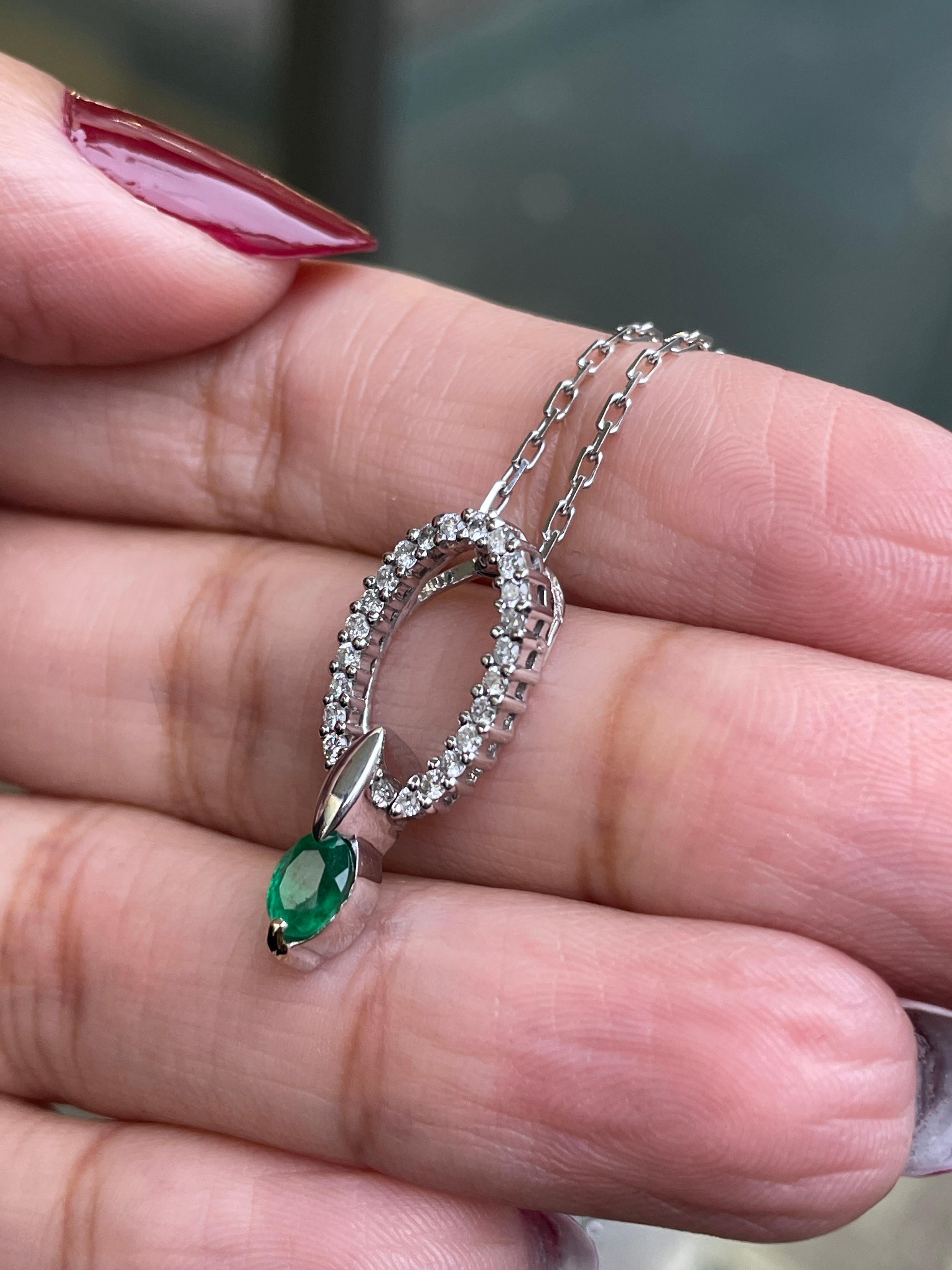 0.20ct Diamond and Emerald 18 Carat White Gold Oval Pendant In New Condition For Sale In London, GB