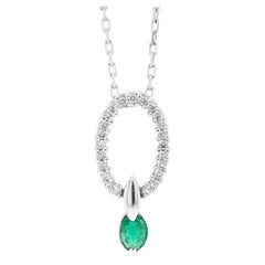 Pendentif ovale en or blanc 18 carats avec diamants et émeraudes de 0,20 carat