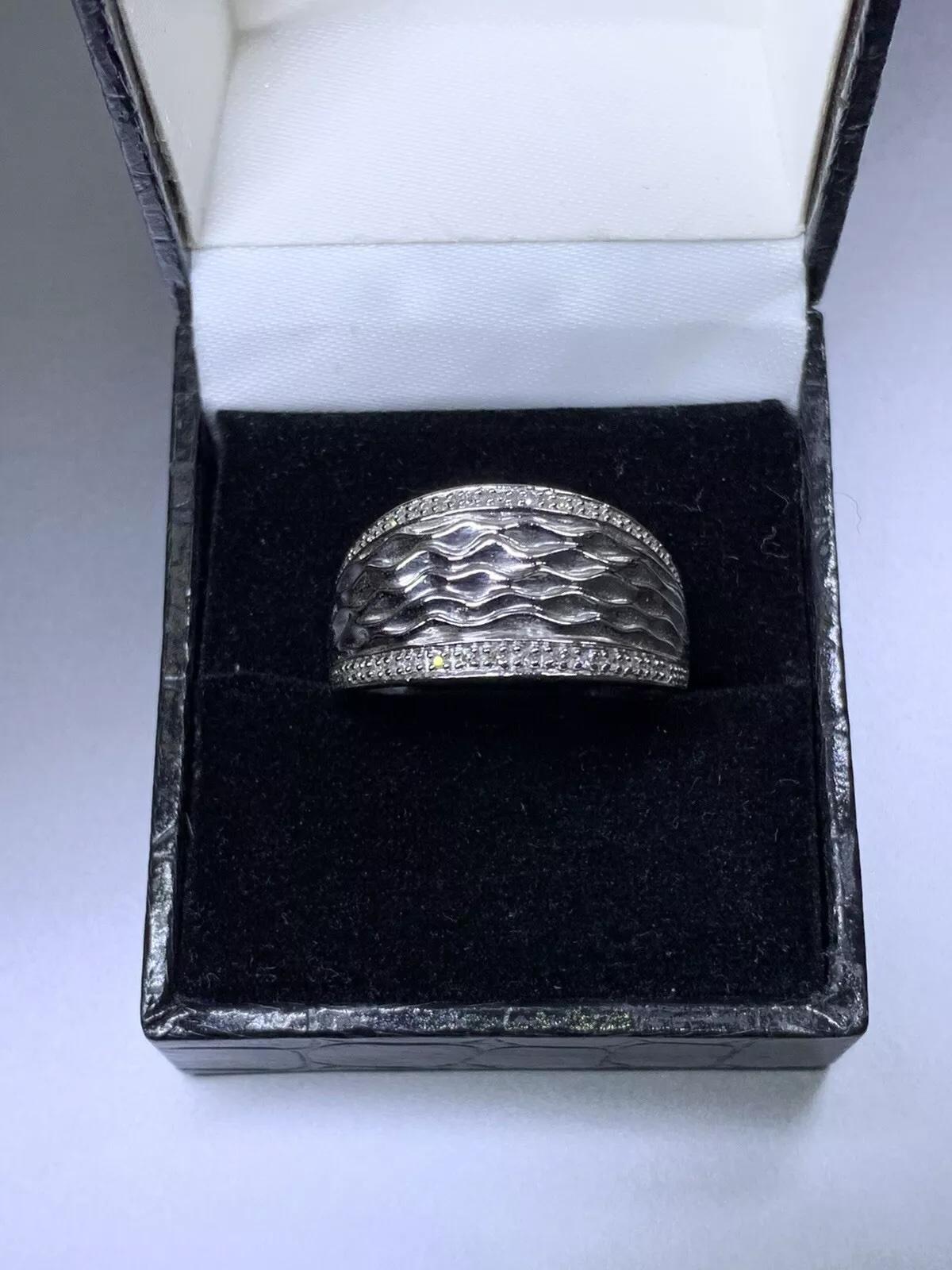 Anneau pour homme en or blanc 9ct avec un diamant de 0,20ct Bague en or blanc 9ct.

Poids total des diamants : 0,20 ct H couleur SI1 clarté.

Bague de fiançailles unisexe de grande taille anneau de mariage 

Taille AT&T

La bague peut être