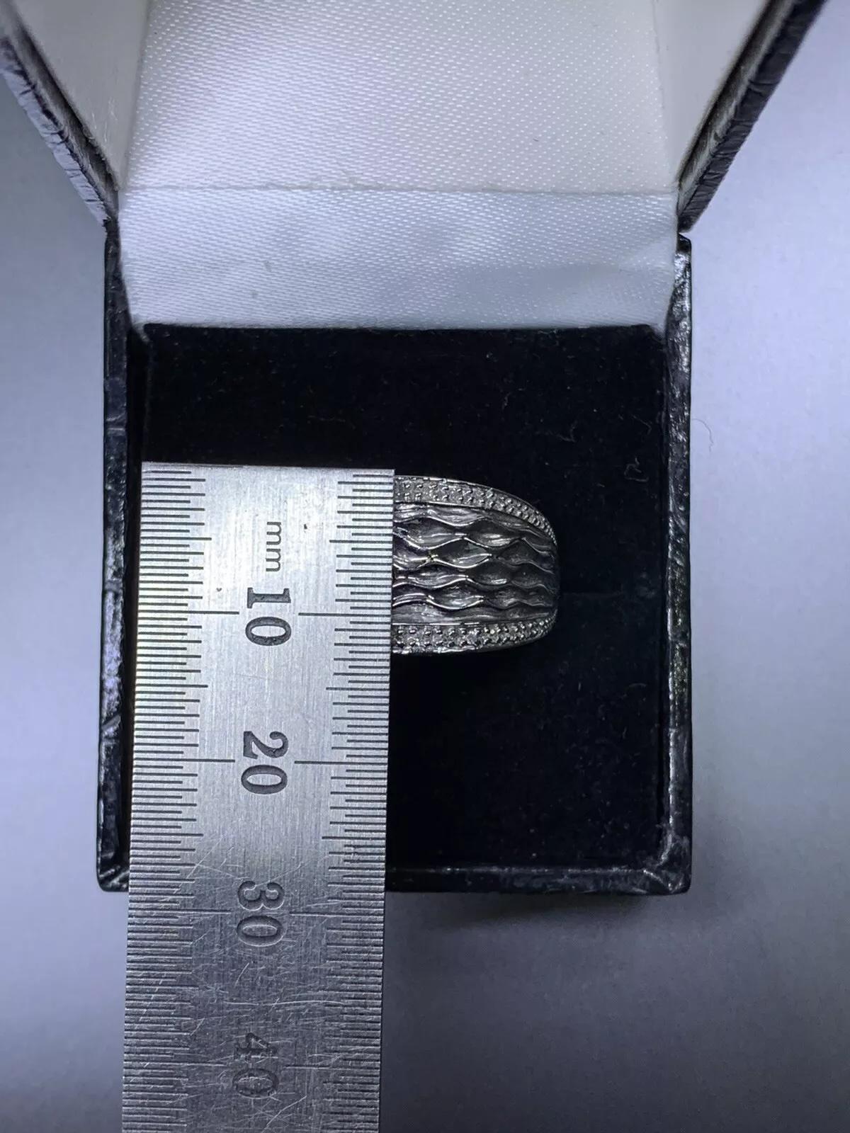 Taille ronde Grande bague de fiançailles en or blanc 9 carats sertie de diamants de 0,20 carat en vente