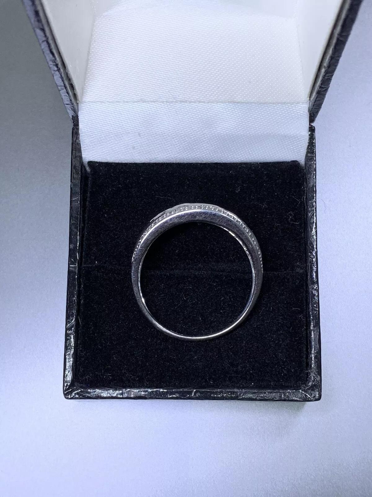 Grande bague de fiançailles en or blanc 9 carats sertie de diamants de 0,20 carat Neuf - En vente à London, GB