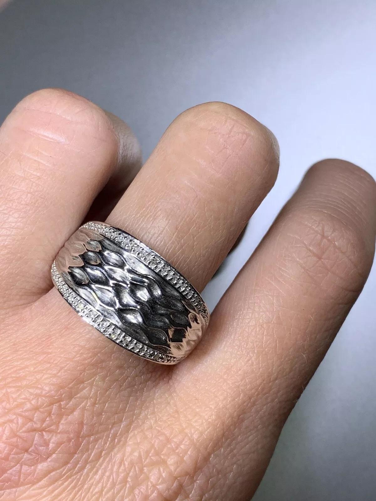 Grande bague de fiançailles en or blanc 9 carats sertie de diamants de 0,20 carat en vente 1