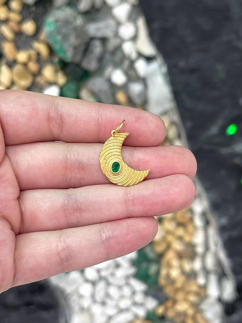 Taille ovale Pendentif demi-lune en émeraude de 0,20ct  Breloque en or 14 carats à lunette ovale texturée en vente
