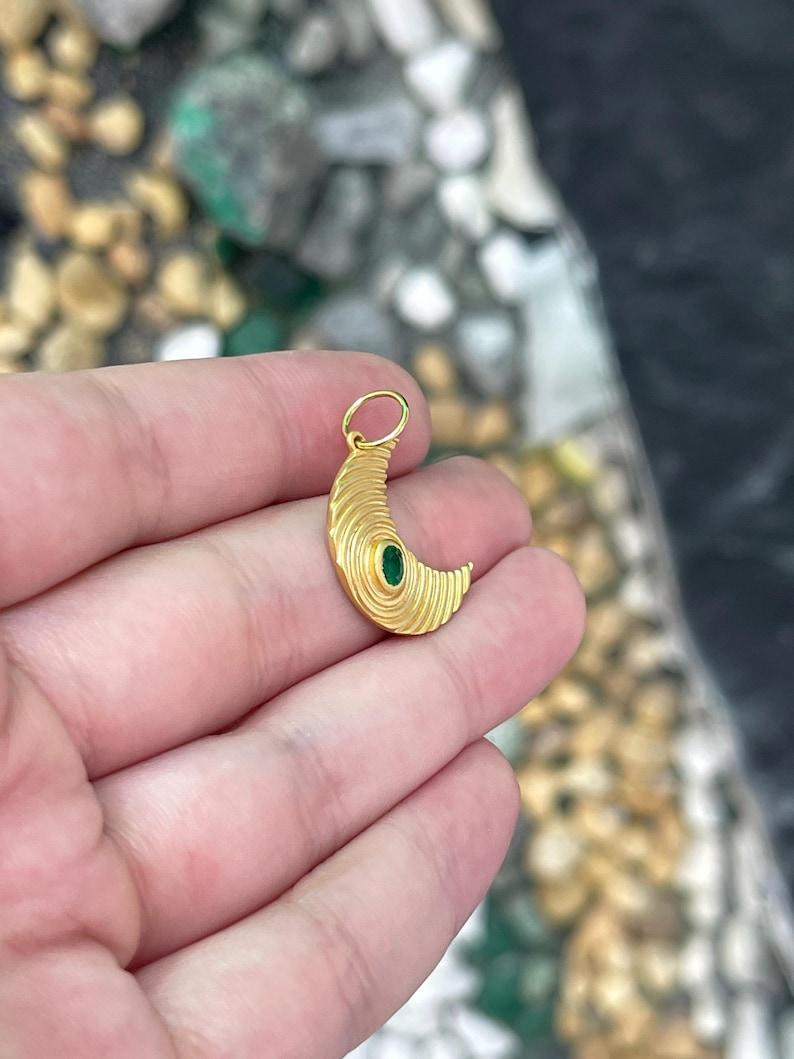 Pendentif demi-lune en émeraude de 0,20ct  Breloque en or 14 carats à lunette ovale texturée Neuf - En vente à Jupiter, FL