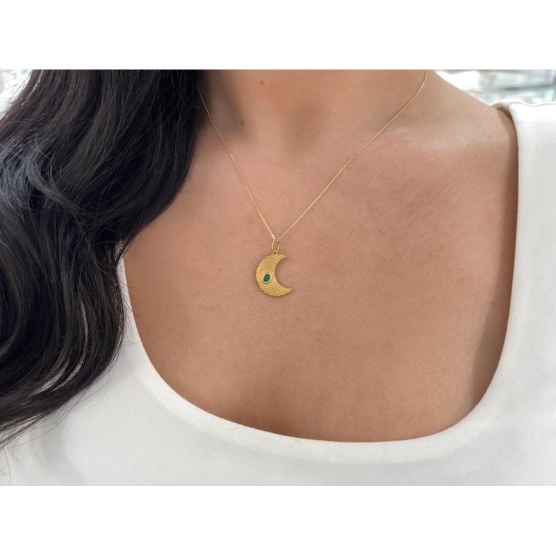 Pendentif demi-lune en émeraude de 0,20ct  Breloque en or 14 carats à lunette ovale texturée Pour femmes en vente
