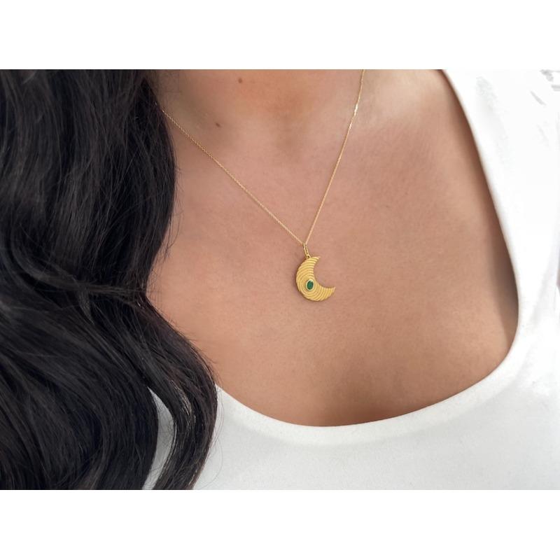 Pendentif demi-lune en émeraude de 0,20ct  Breloque en or 14 carats à lunette ovale texturée en vente 1