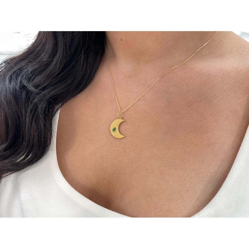 Pendentif demi-lune en émeraude de 0,20ct  Breloque en or 14 carats à lunette ovale texturée en vente 2