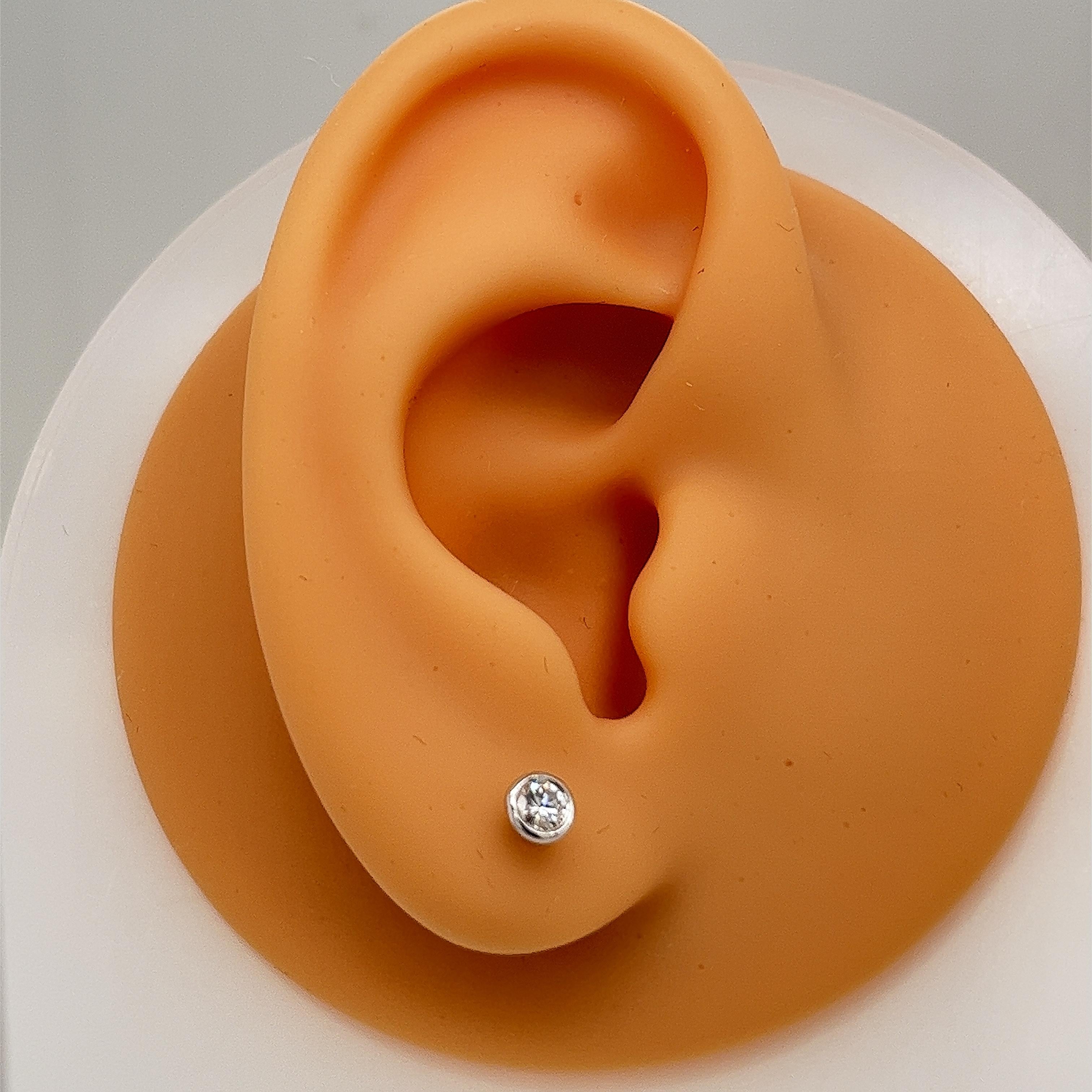 0,20 Karat G/H Si Rubover Diamant Solitär-Ohrringe aus 18 Karat Weißgold (Rundschliff) im Angebot