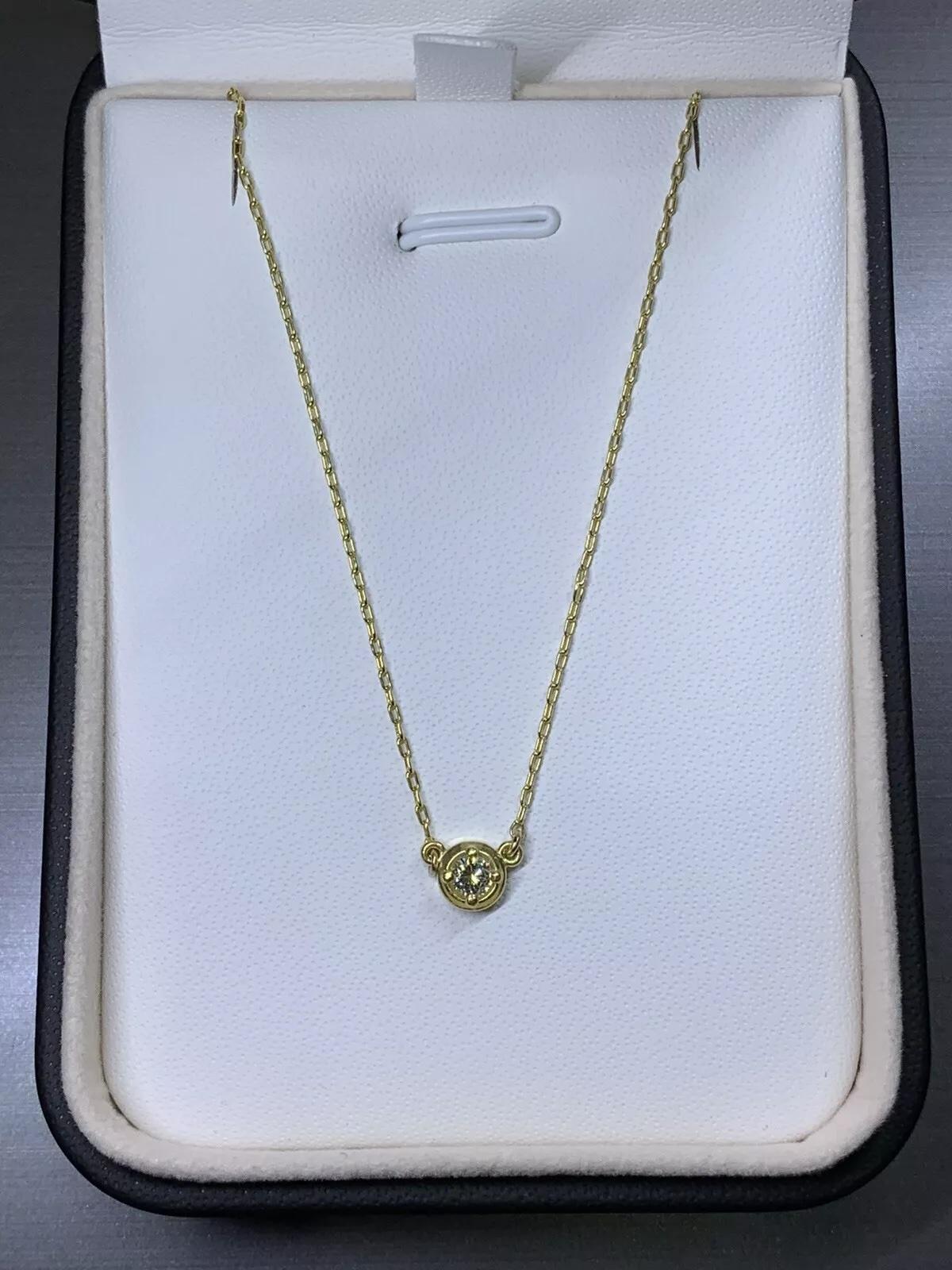 Collier pendentif solitaire en or jaune 18 carats et diamant rond de 0,20 carats.

Poids total des diamants : 0,20 ct couleur H VS1 clarté.
Chaîne de 16 pouces

Poinçonné.

Boîte et évaluation incluses.