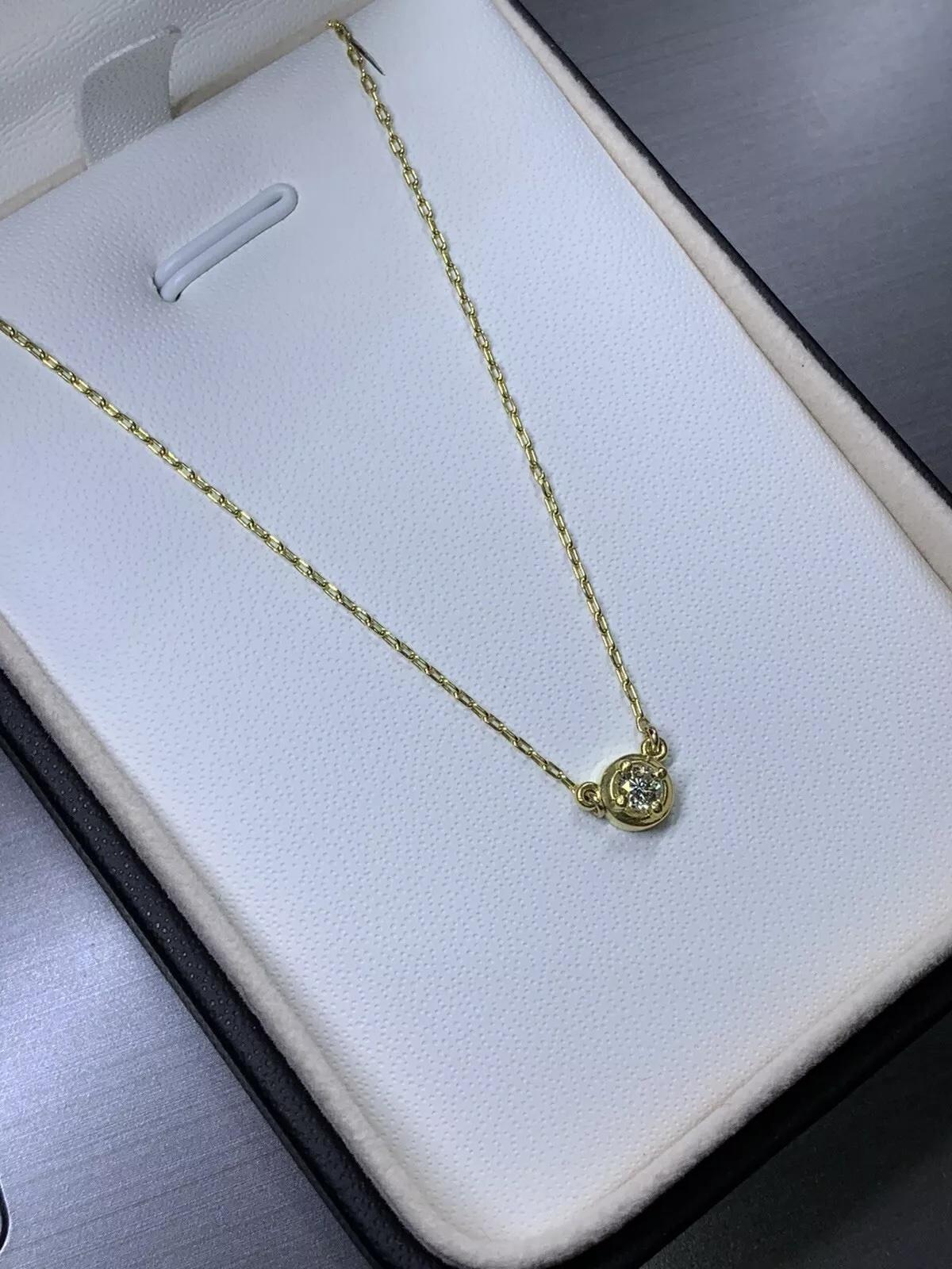 Taille ronde Collier solitaire en or jaune 18 carats avec diamants ronds de 0,20 carat en vente