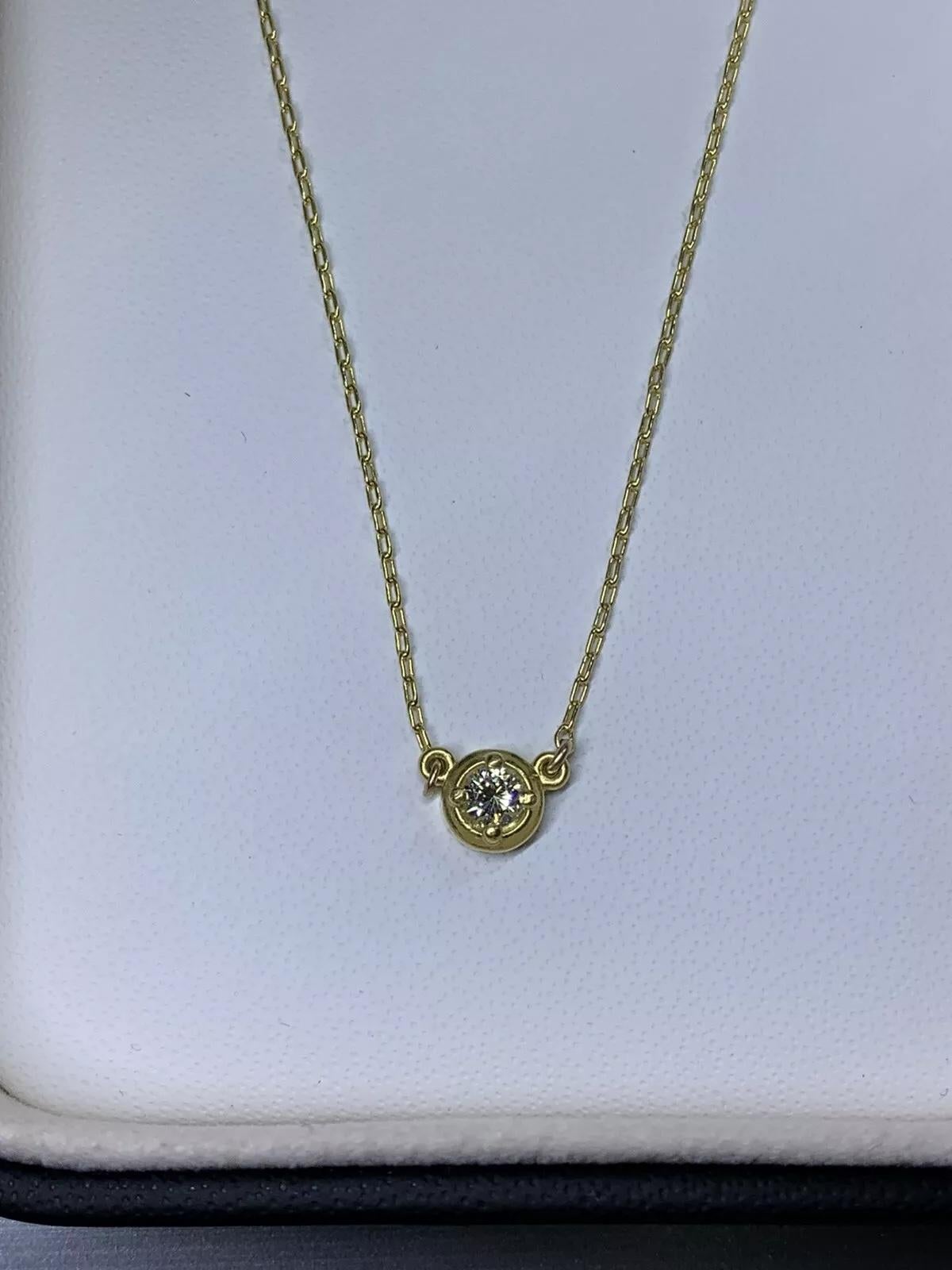 Collier solitaire en or jaune 18 carats avec diamants ronds de 0,20 carat Neuf - En vente à London, GB