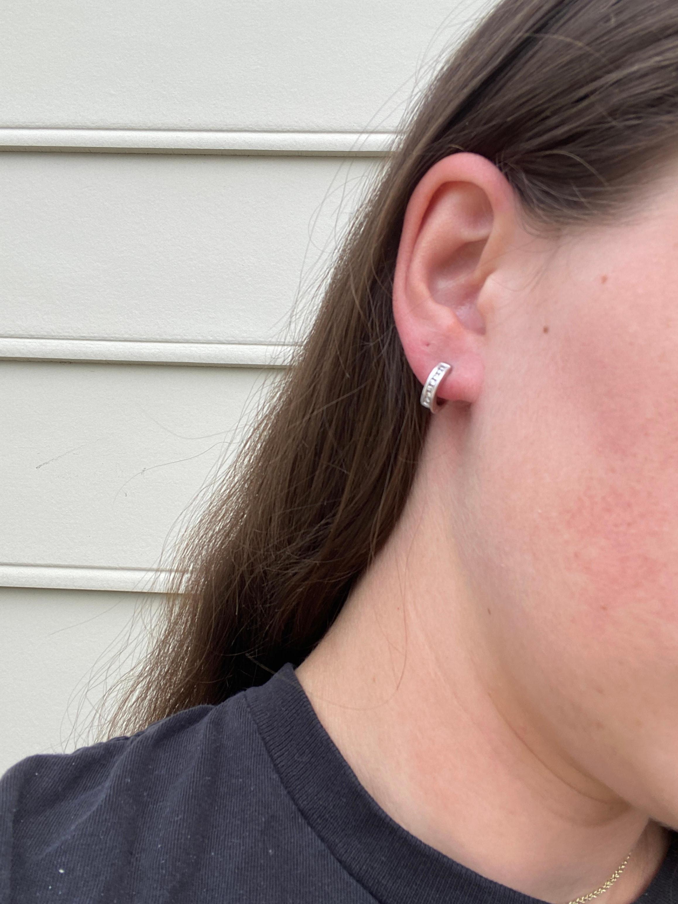 0,20 Karat Diamant Huggie-Creolen, 14 Karat Weißgold, Dainty im Angebot 1