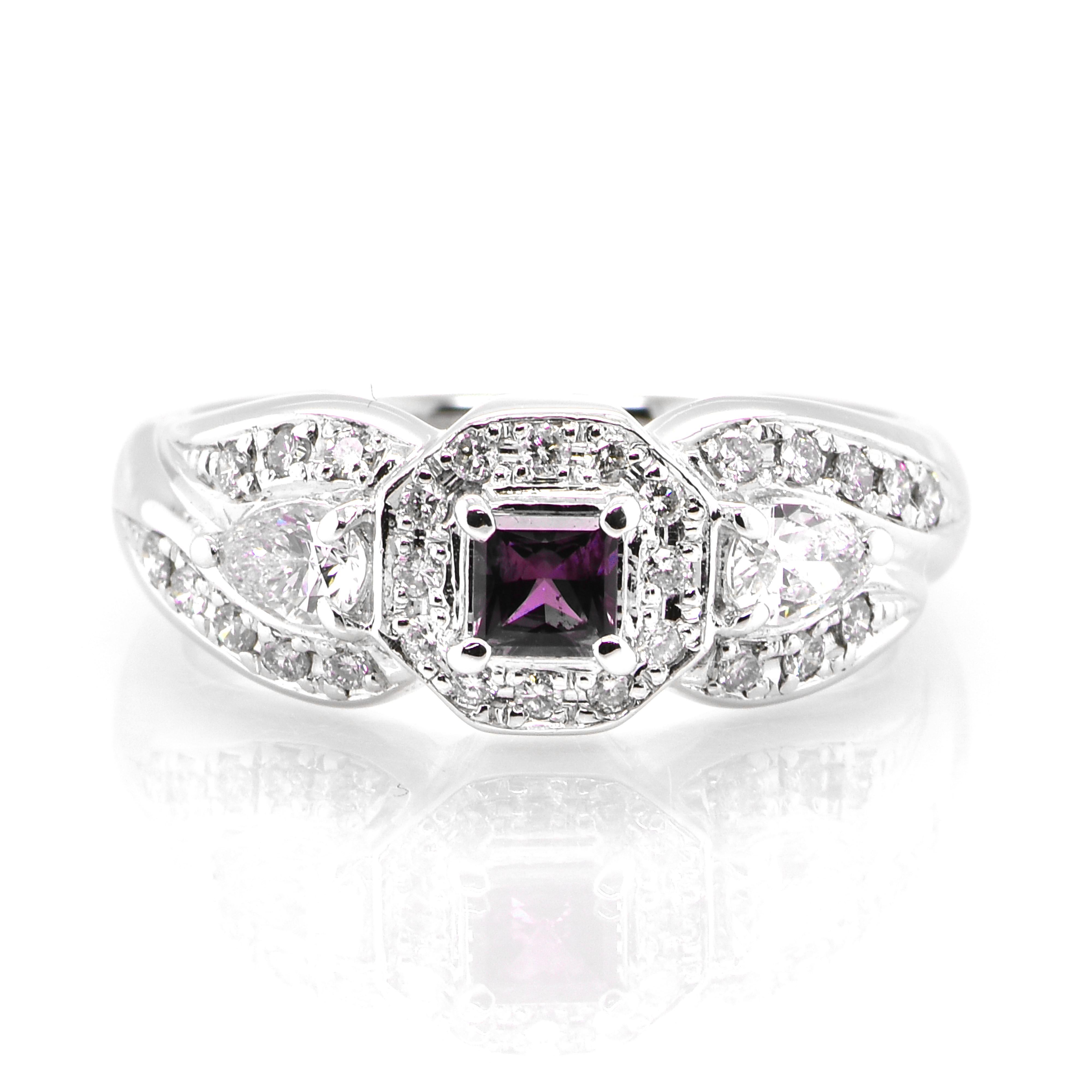 Ein wunderschöner Ring mit 0,21 Karat natürlichen Alexandriten und 0,52 Karat Diamanten in Platin gefasst. Alexandrite zeigen ein natürliches Farbwechselphänomen, da sie unter fluoreszierendem Licht eine bläulich-grüne Farbe aufweisen, während sie