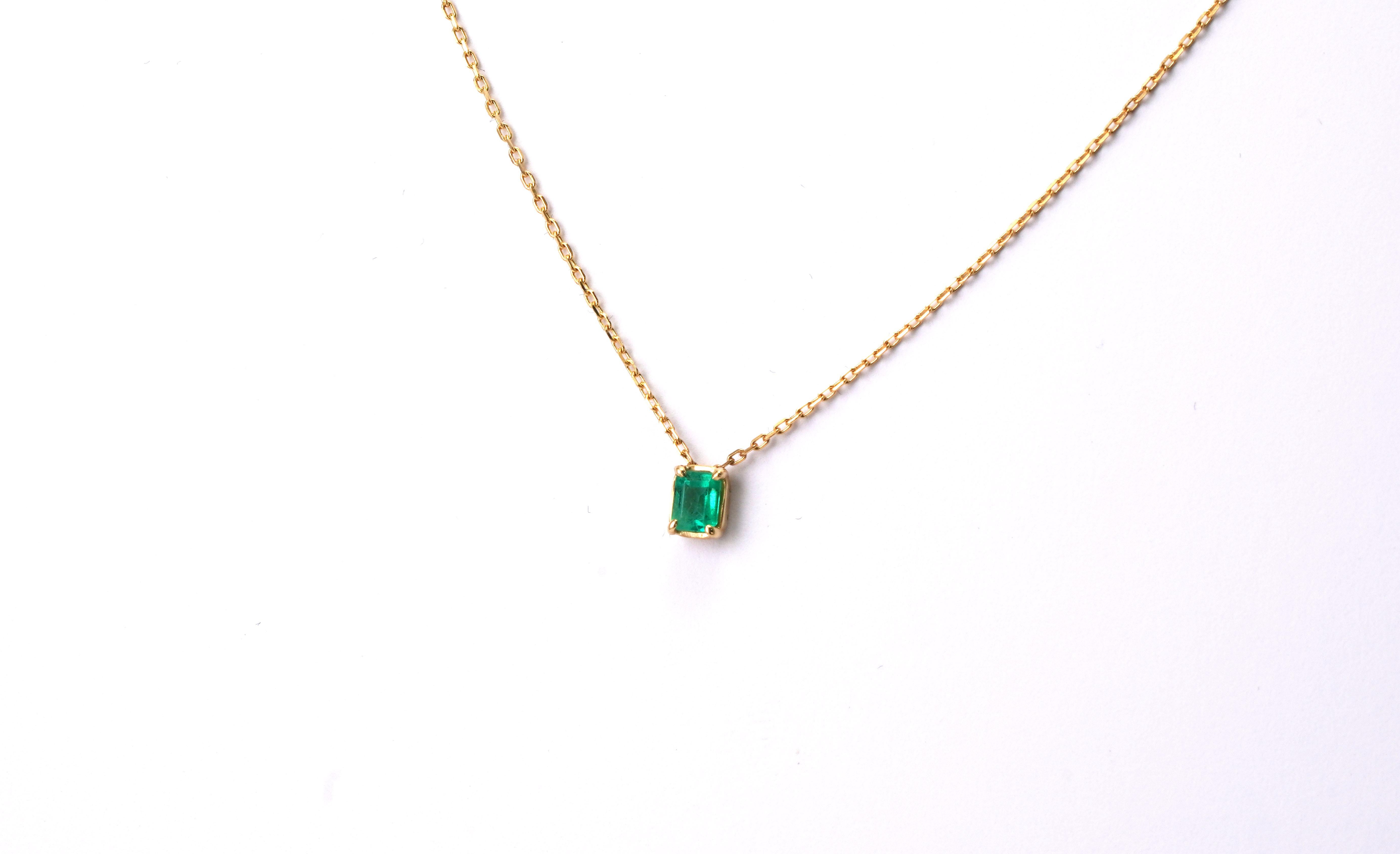 14 kt Gold Necklace with Columbian Emerald
Gold color: Yellow
Dimensions: 40 cm Length
Total weight: 0.96 grams

Set with:
- Emerald
Cut: Emerald
Weight: 0.21 carat
Color: Green
