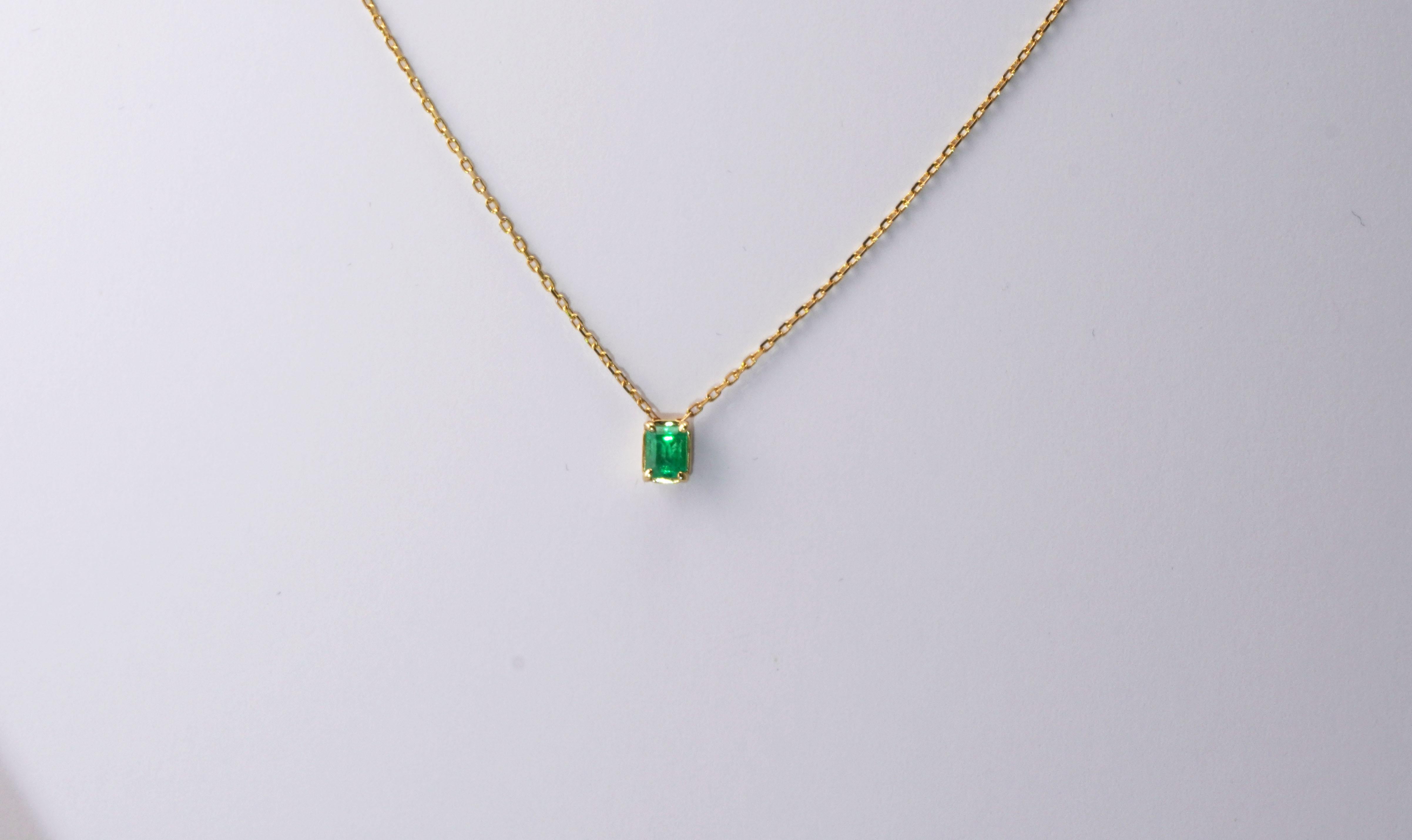 Modern 0.21 Carat Columbian Emerald Yellow Gold Necklace