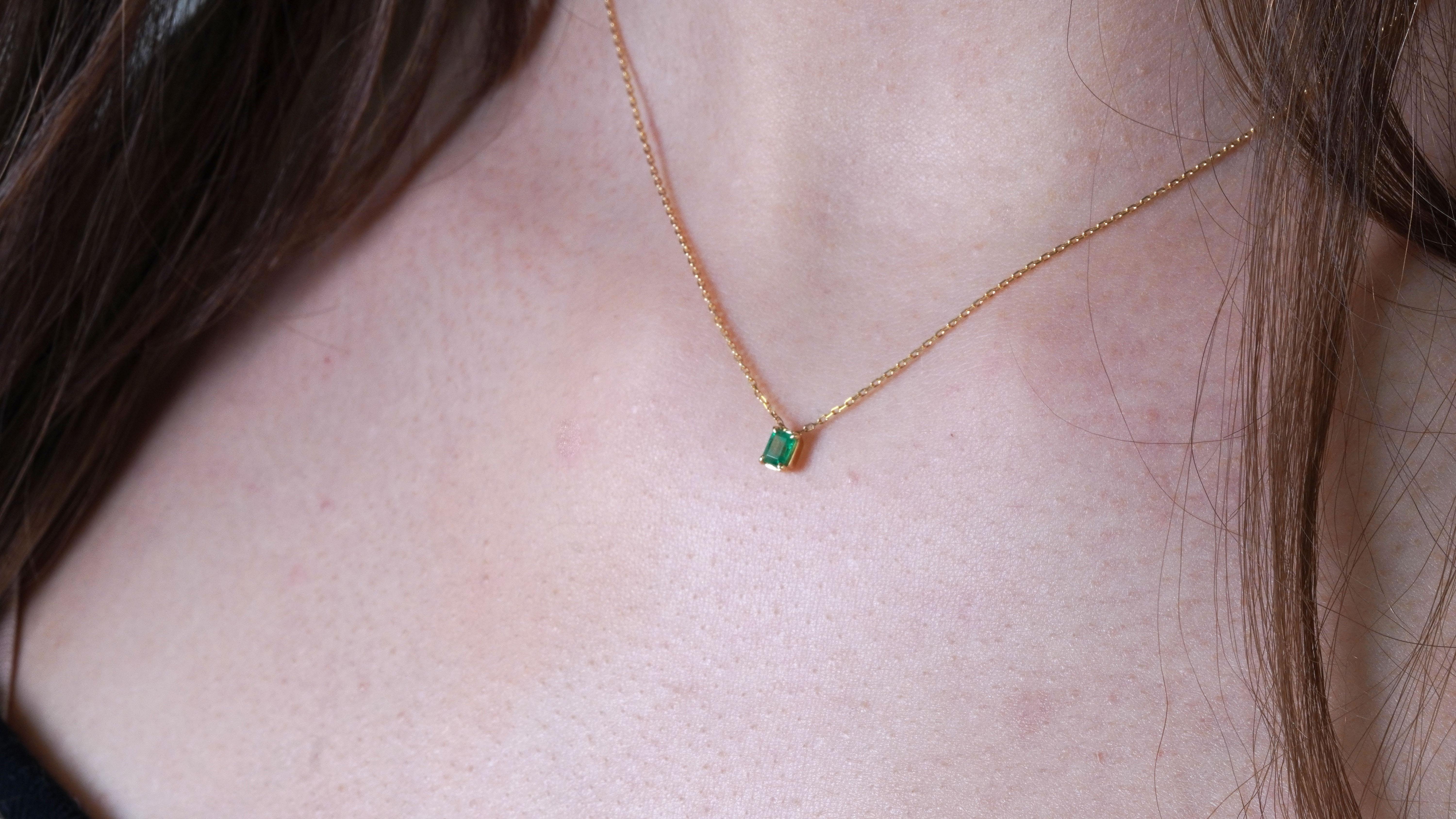 0.21 Carat Columbian Emerald Yellow Gold Necklace In New Condition In София, BG