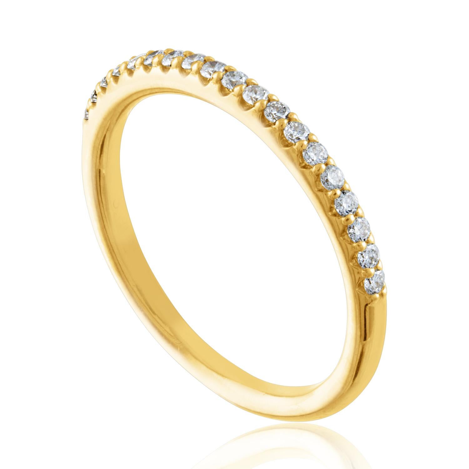 Sehr klassischer halber Bandring.
Der Ring ist aus 14K Gelbgold.
Es sind 0,21 Karat in Diamanten G VS/SI.
Der Ring hat die Größe 6,75, größengerecht.
Der Ring wiegt 2,1 Gramm.
Erhältlich 4 Ringe, wenn Sie mehr als einen wollen.